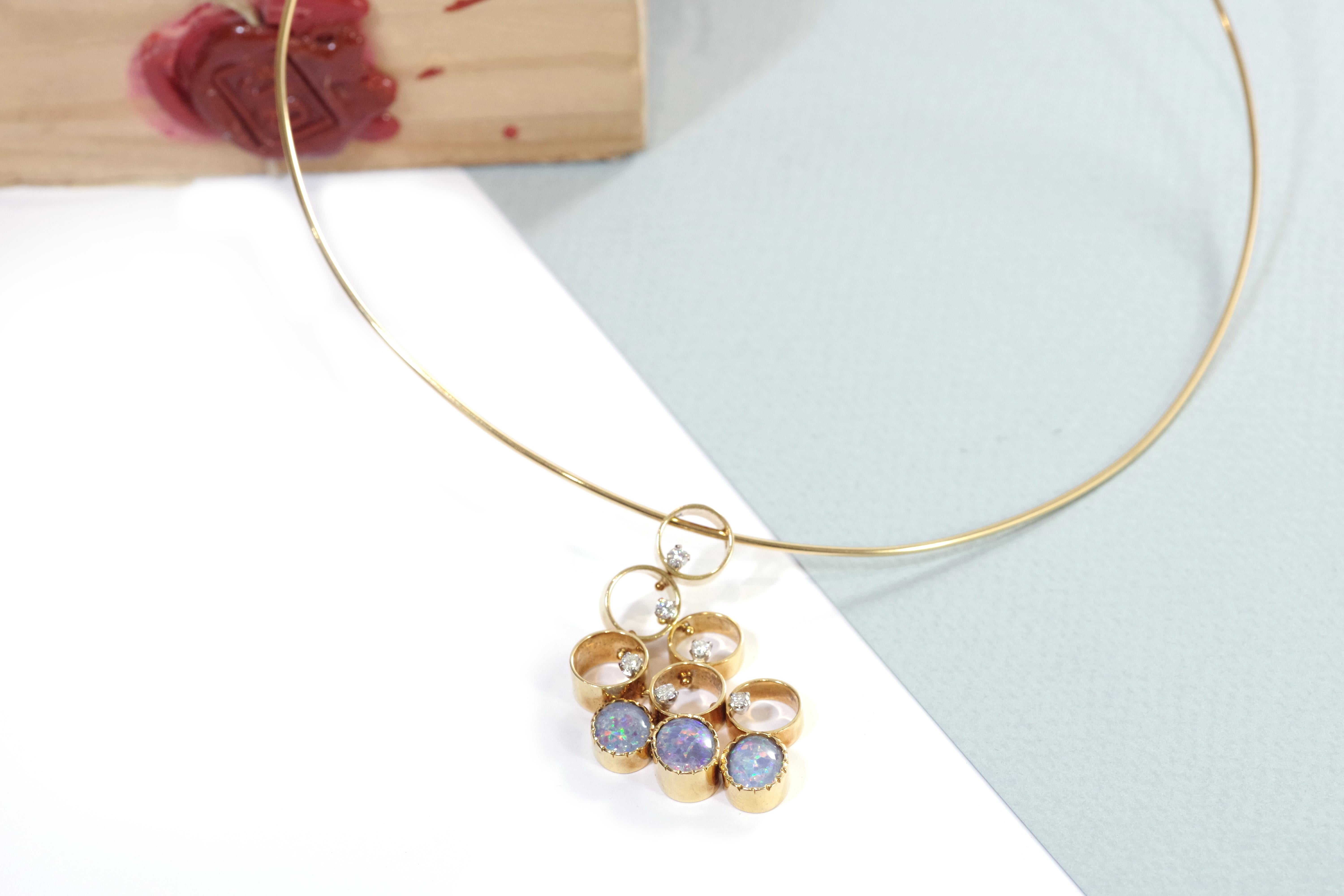 Modernist triplets opals diamond necklace in 18k gold For Sale 1
