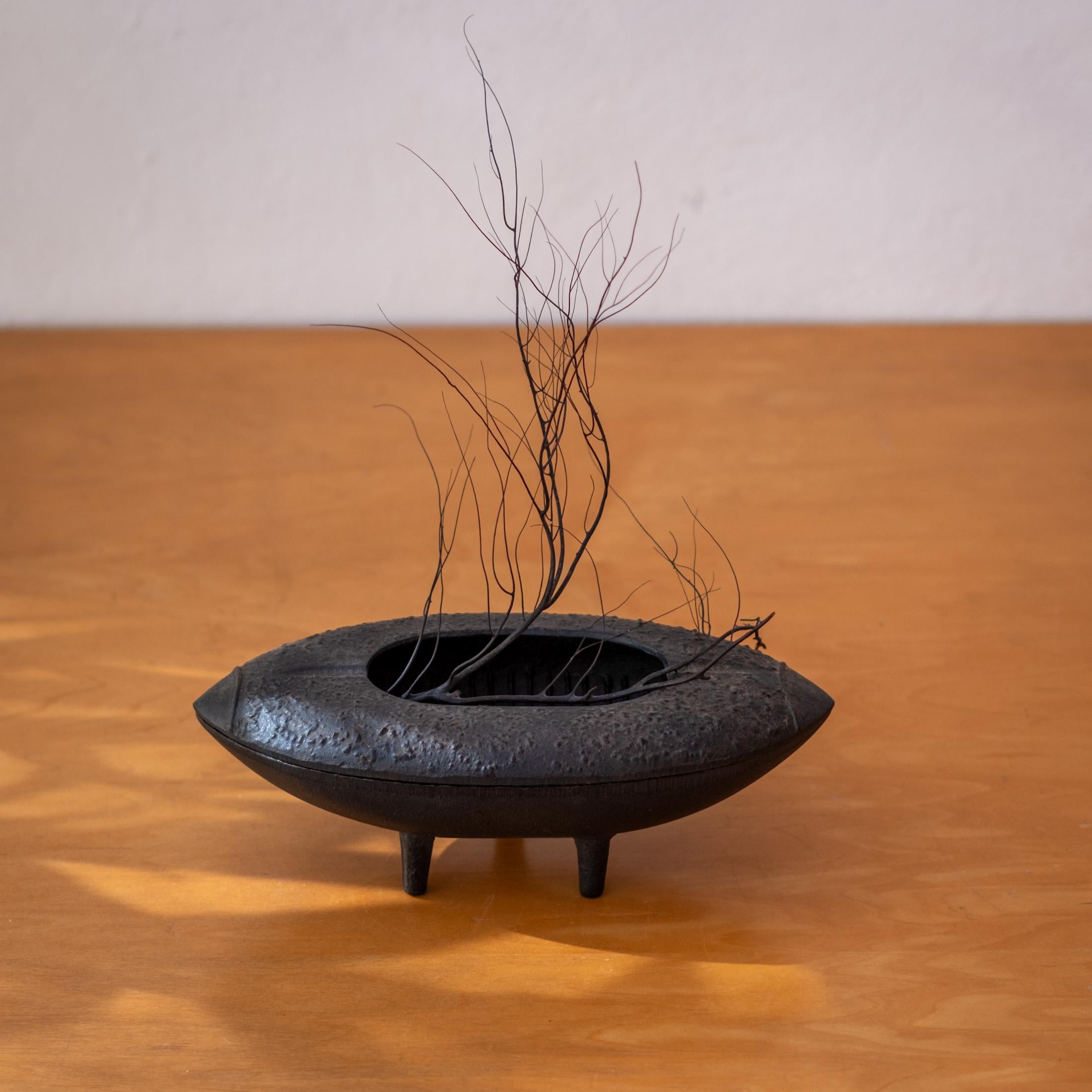 Modernist Tripod Japanese Iron Ikebana Planter In Good Condition For Sale In San Diego, CA