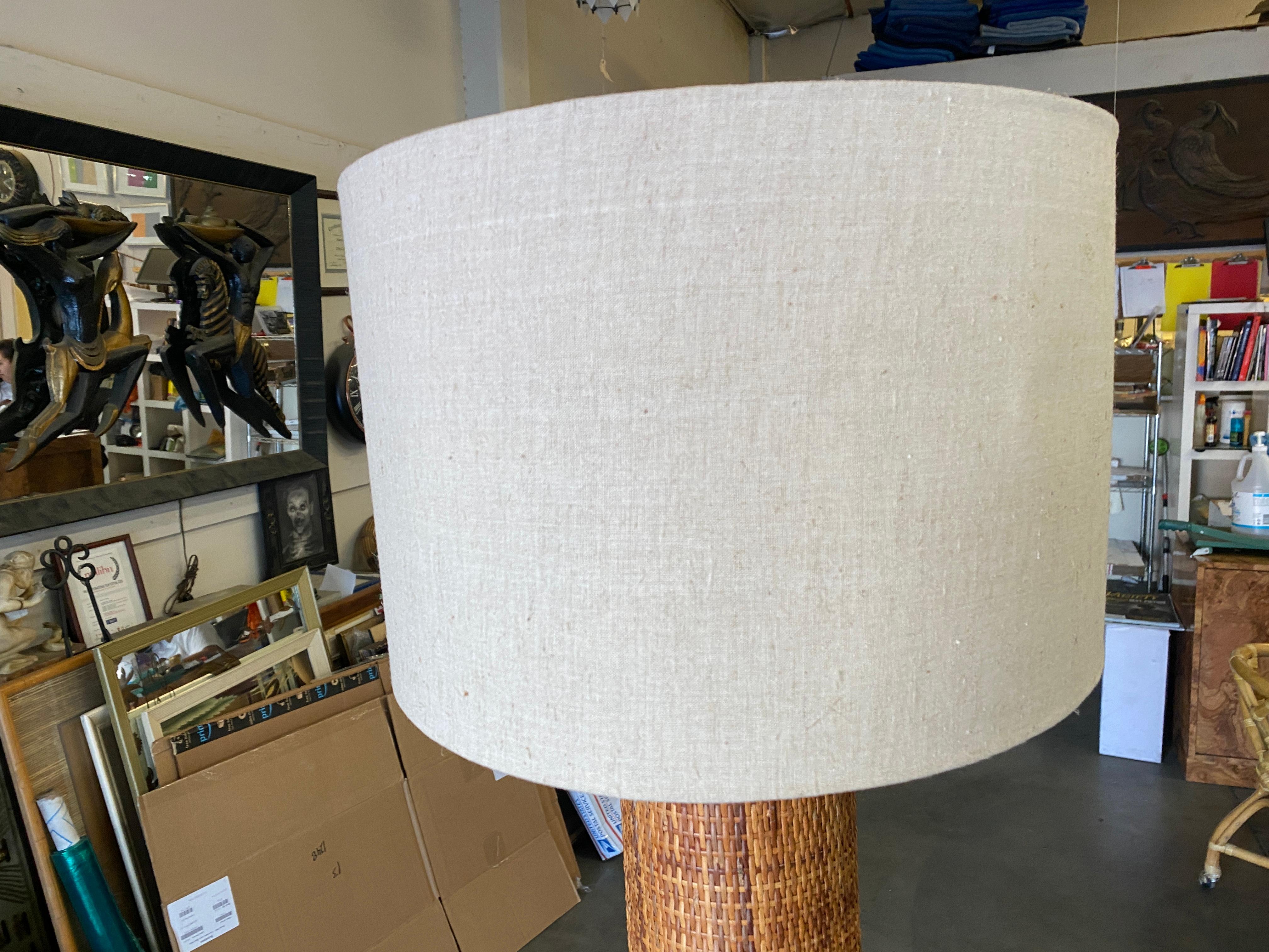 Lampe cylindrique tropicale moderniste avec côtés en osier tressé Excellent état - En vente à Van Nuys, CA