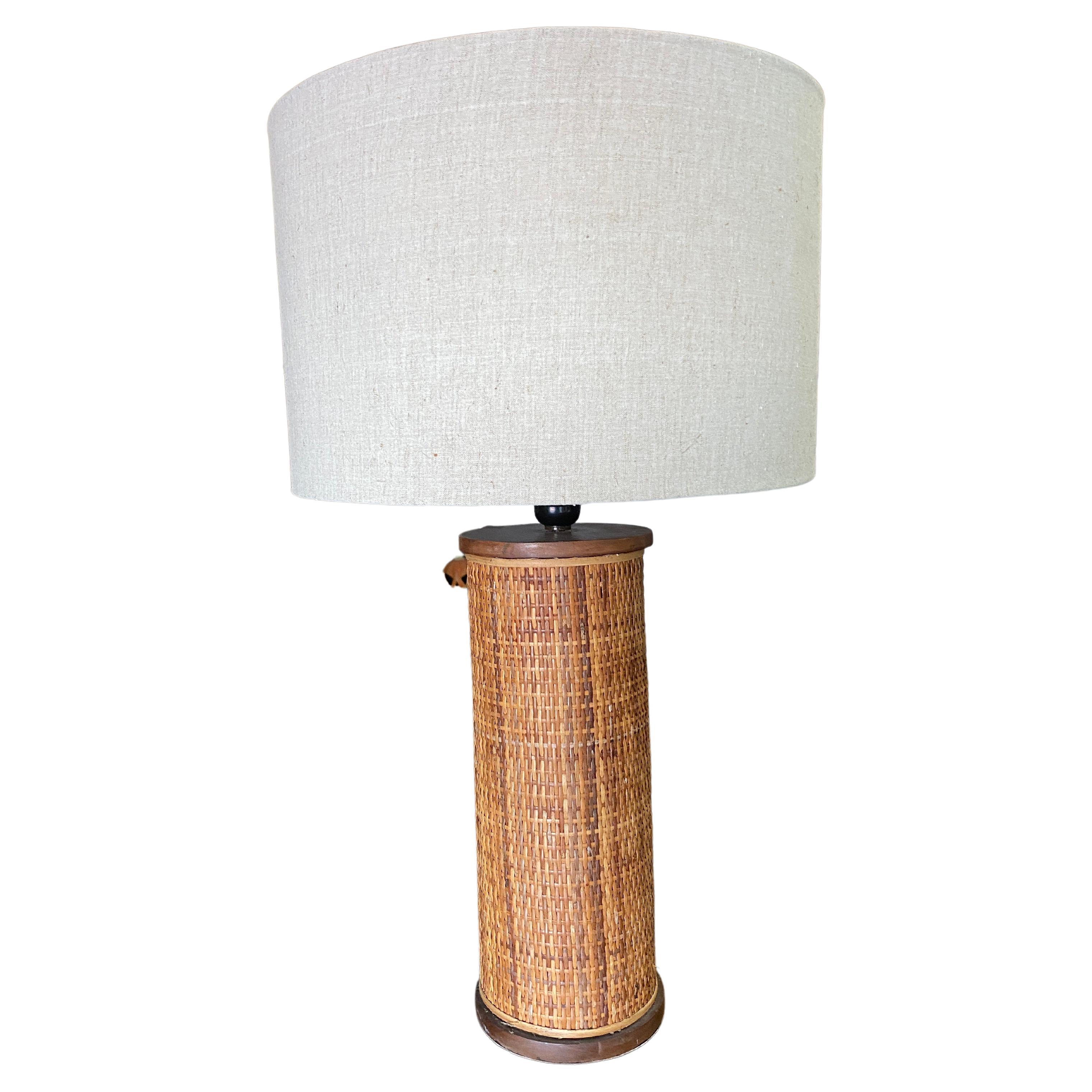 Lampe cylindrique tropicale moderniste avec côtés en osier tressé en vente