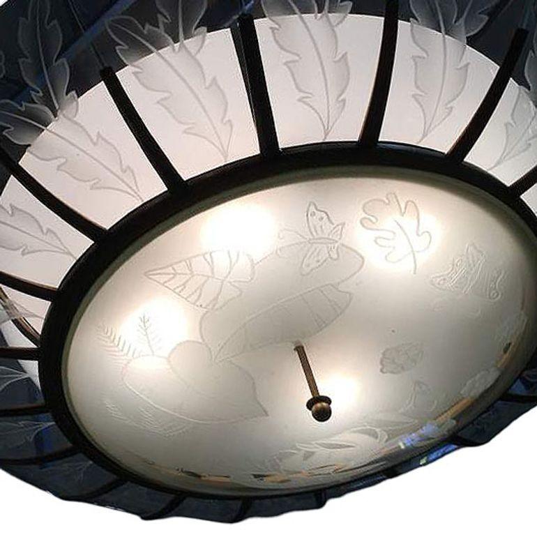 Bronzo Lampadario modernista tropicale a lamelle di vetro acidato in bronzo in vendita