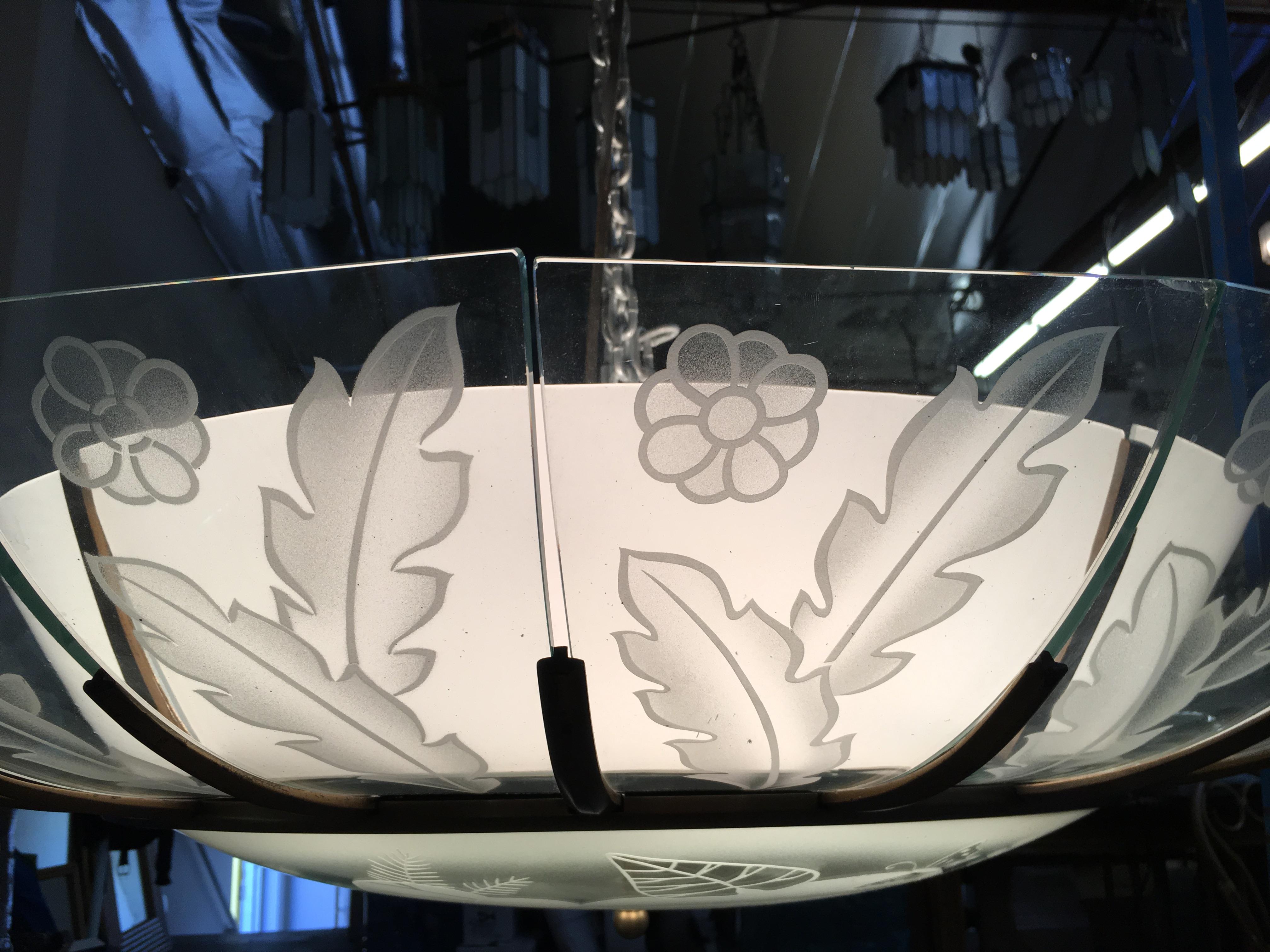 Modernistischer tropischer geätzter Bronze-Kronleuchter mit Lamellenglas-Schale im Angebot 2