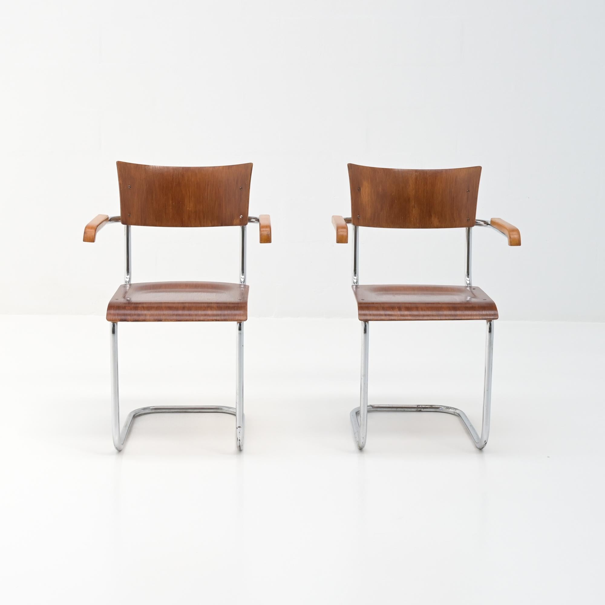 Diese röhrenförmigen Freischwinger können auf die frühen 1930er Jahre datiert werden. Seit Mart Stam 1926 den Freischwinger erfand, haben viele Designer mit diesem neuen Design experimentiert.
Dieses anonyme Design ist ein großartiges Beispiel für