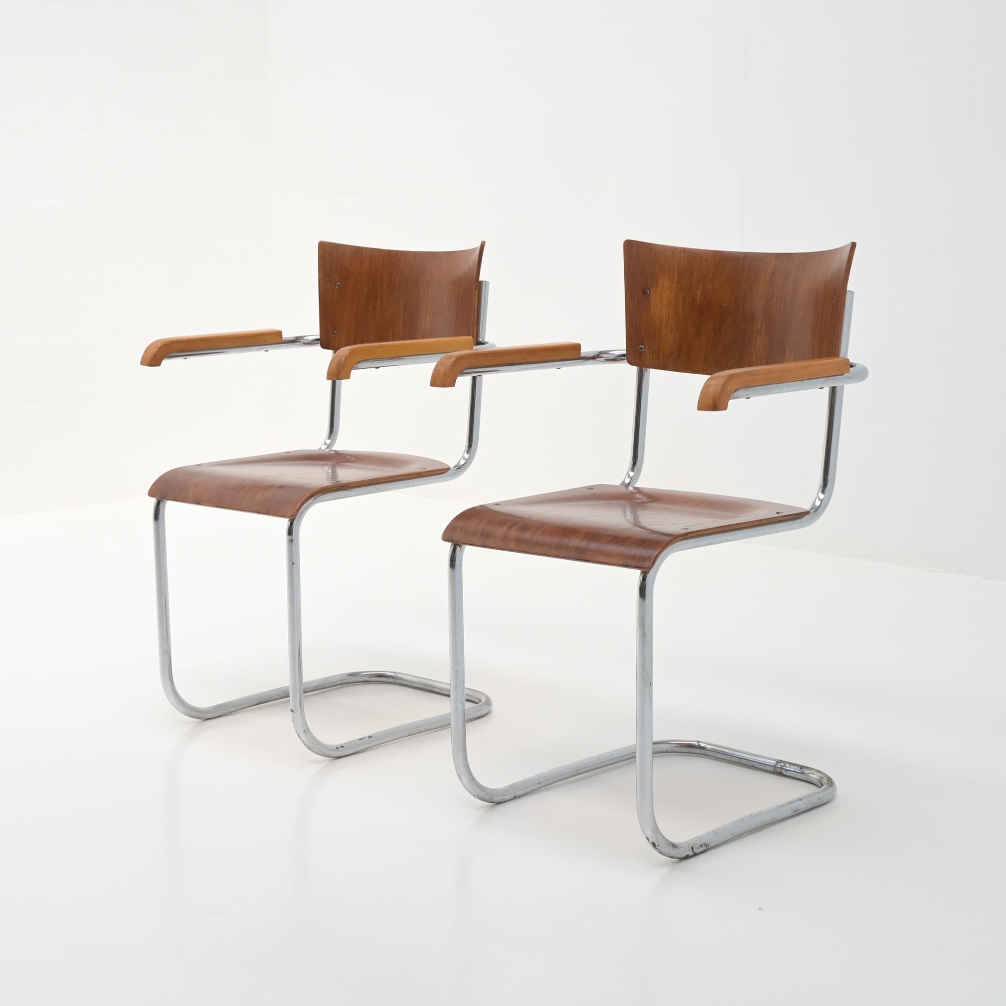 Modernistischer Rohr-Freischwinger-Stuhl (Europäisch) im Angebot