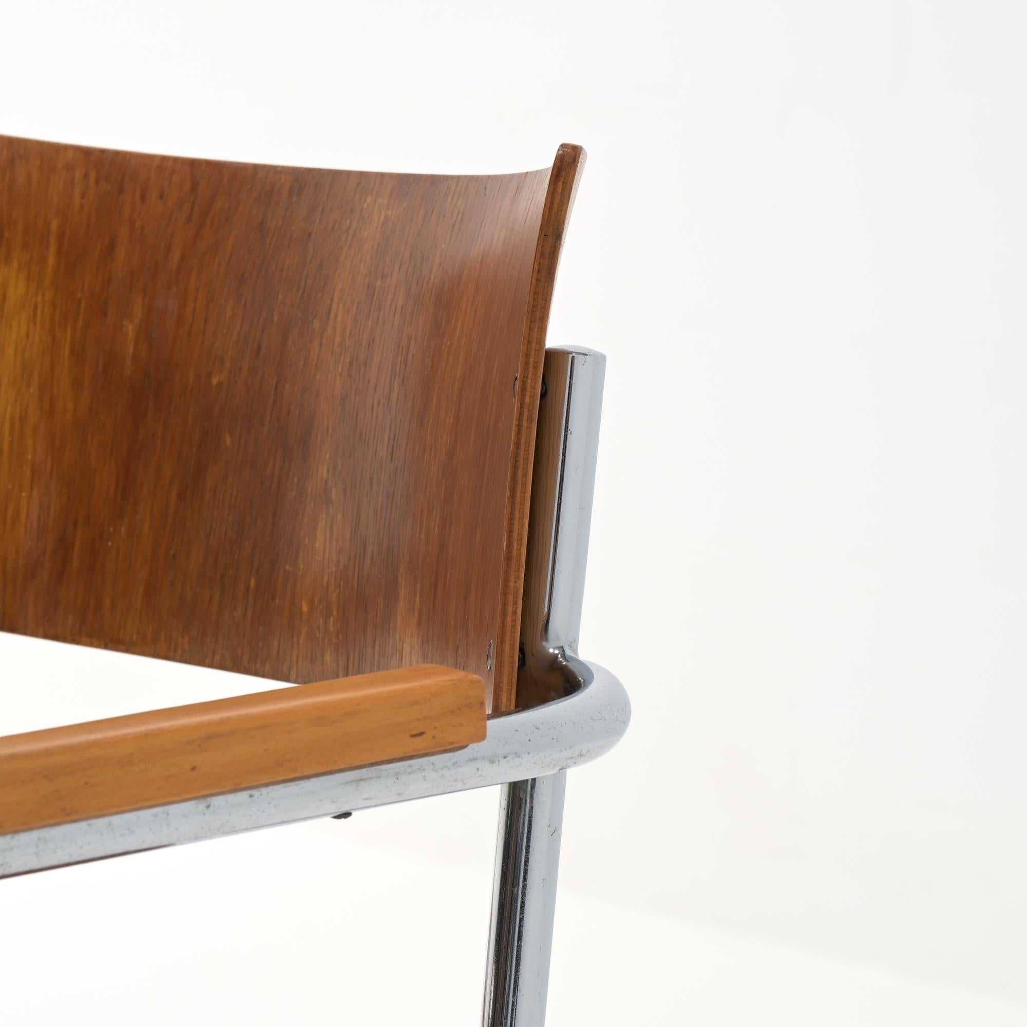 Modernistischer Rohr-Freischwinger-Stuhl (Chrom) im Angebot