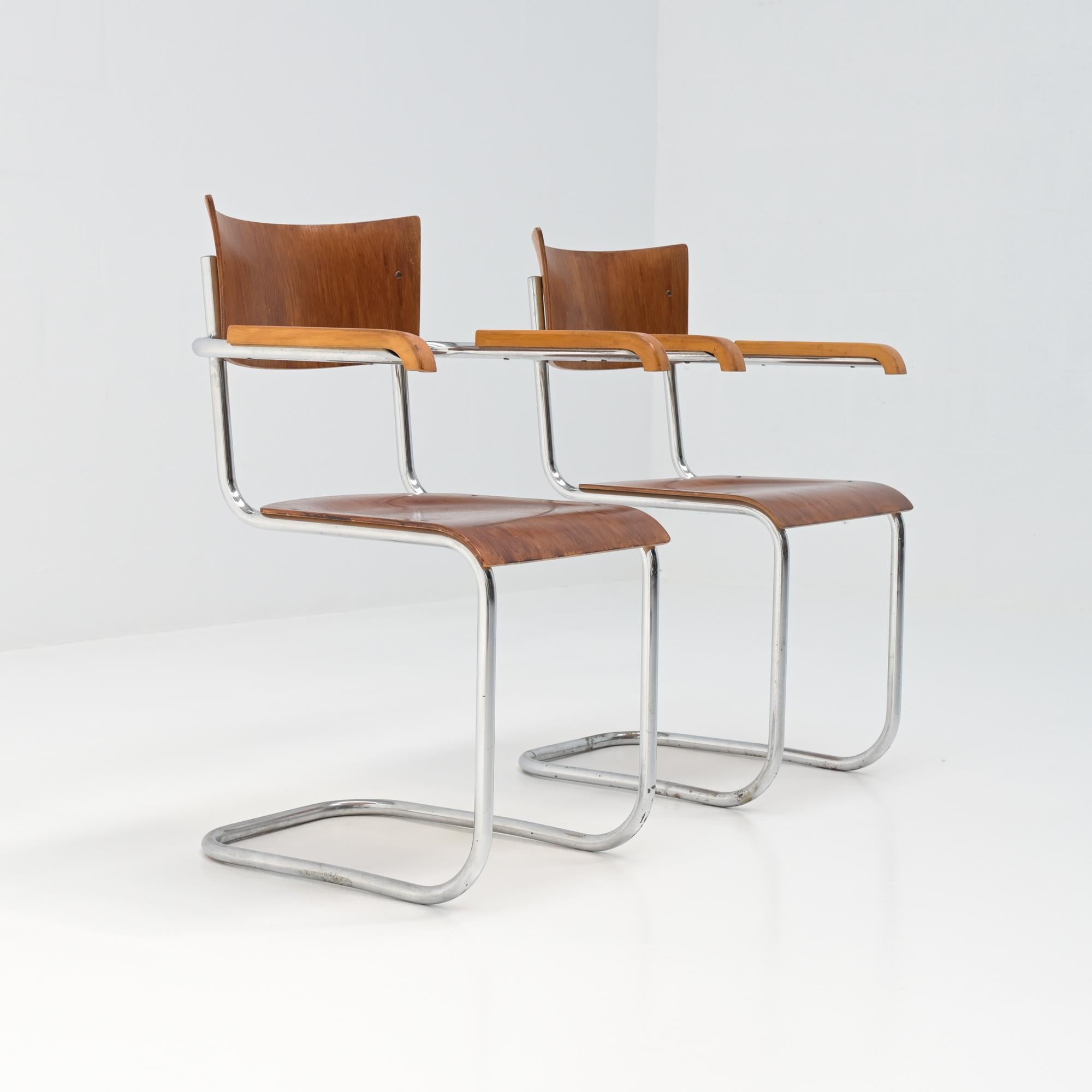 Modernistischer Rohr-Freischwinger-Stuhl im Angebot 2