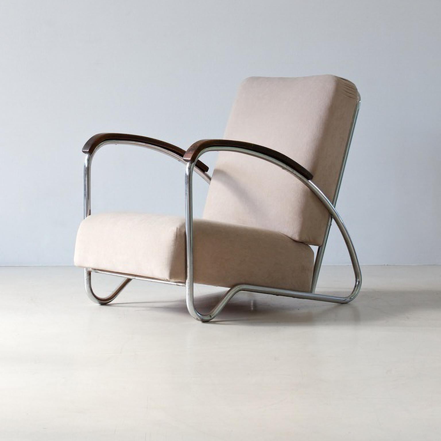 Modernist tubular steel armchairs with an elegant sinuous shape. The upholstery can be covered with fabric or leather. 
The armchairs were designed and manufactured by Gottwald, Czechoslovakia, circa 1930.