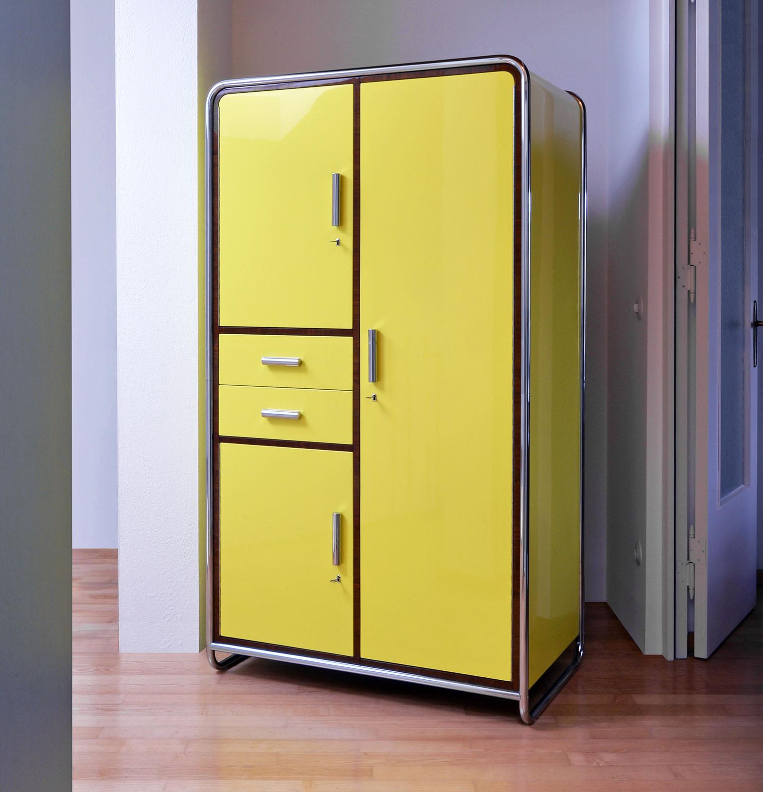 Cabine moderniste en acier tubulaire en bois laqué et plaqué, personnalisable. Le délai de production est de 12 à 14 semaines.