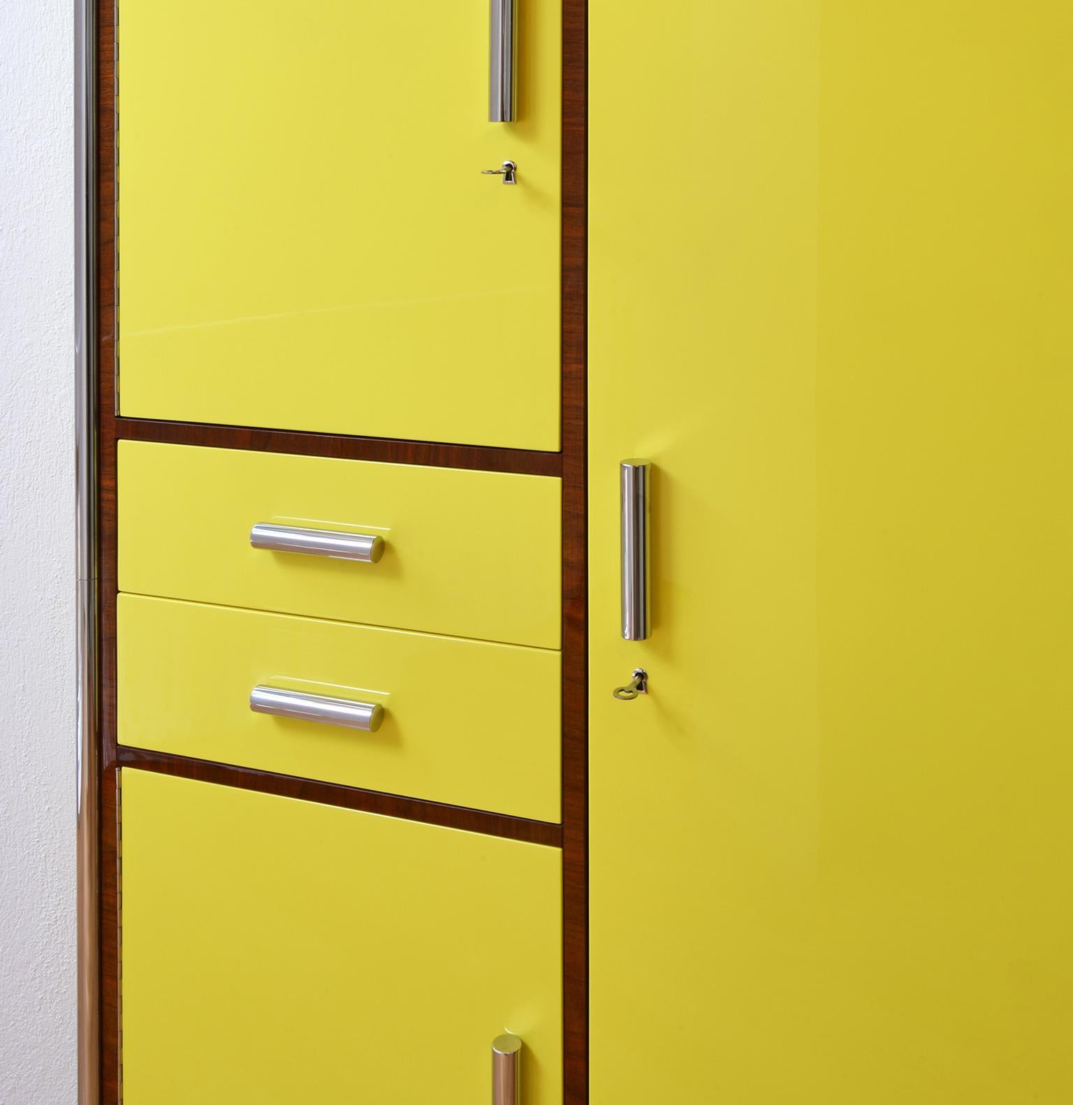 Moderne Armoire moderniste en acier tubulaire, laquée et plaquée, personnalisable en vente