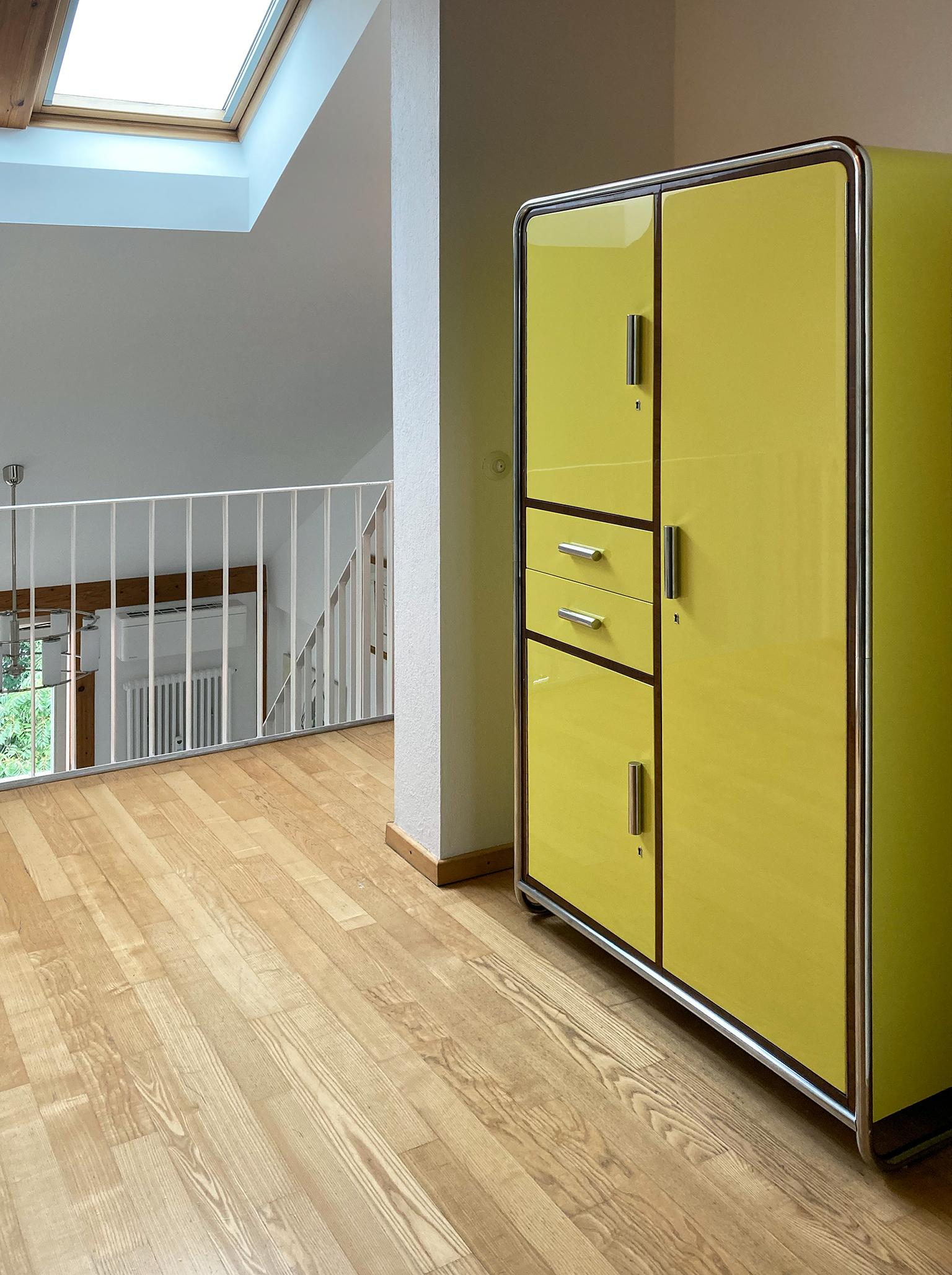Allemand Armoire moderniste en acier tubulaire, laquée et plaquée, personnalisable en vente