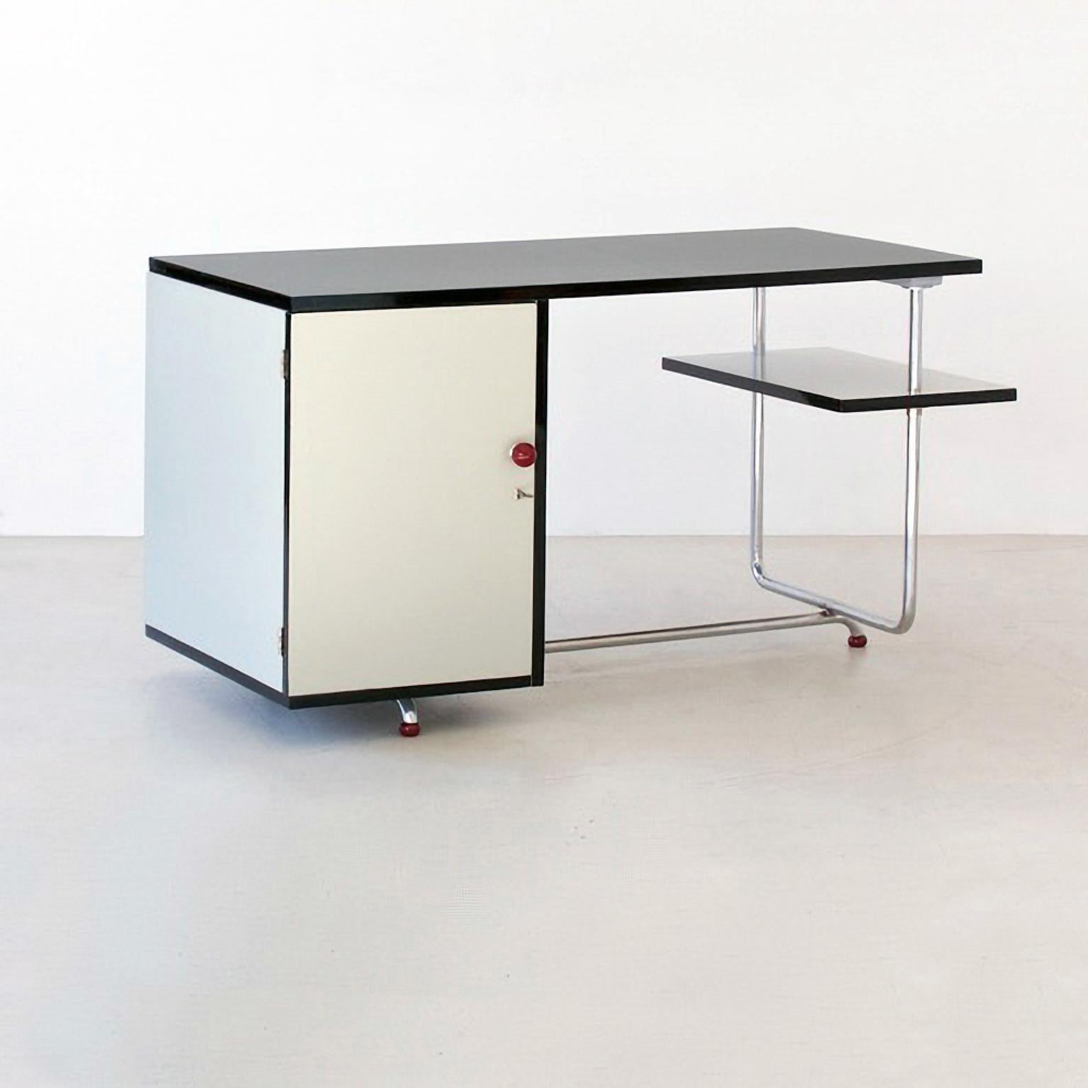 Modernist Tubular Steel Desk by Jindrich Halabala, Chromed Metal, Lacquered Wood In Good Condition For Sale In Berlin, DE