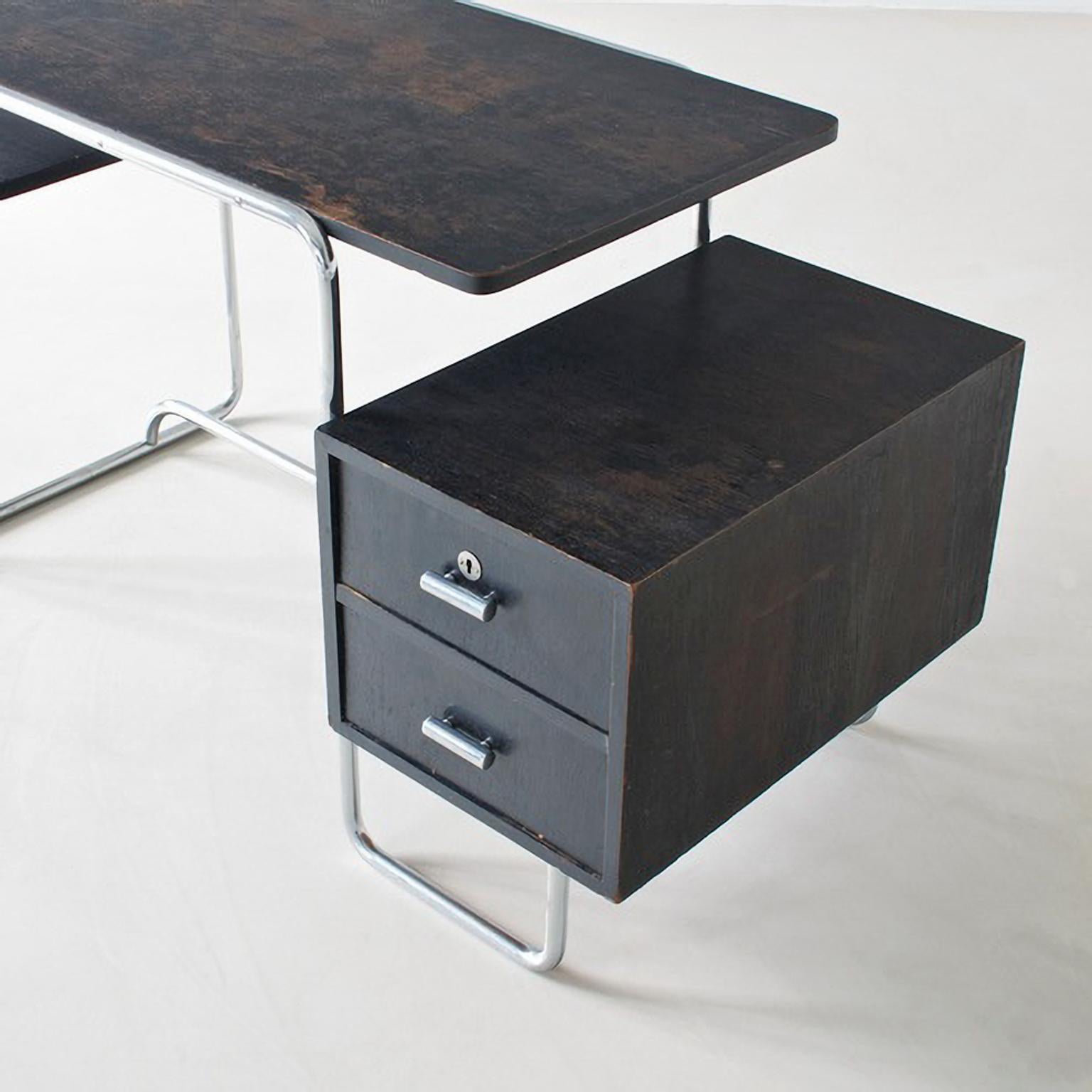 Modernist Tubular Steel Desk, Stained Wood, Chromium Plated Metall, c. 1930 In Good Condition For Sale In Berlin, DE