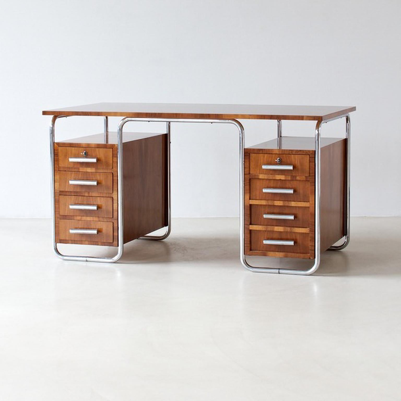 Bureau moderniste en tube d'acier, placage de noyer, métal chromé, vers 1935.
Ce bureau est restauré sur demande, délai de livraison 6-8 semaines.