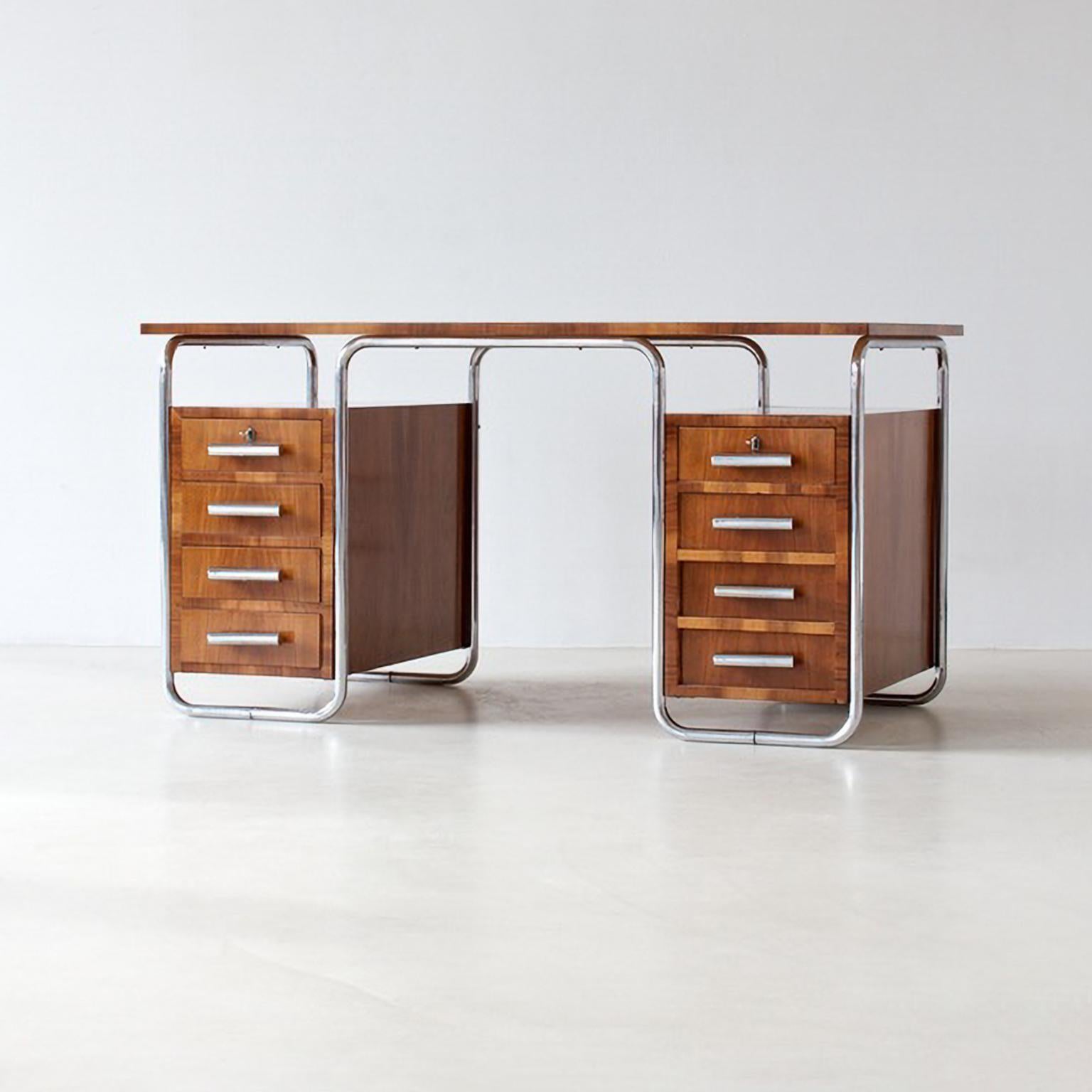 Modernistischer Schreibtisch aus Stahlrohr, Nussbaumfurnier, verchromtes Metall, um 1935 (Bauhaus) im Angebot