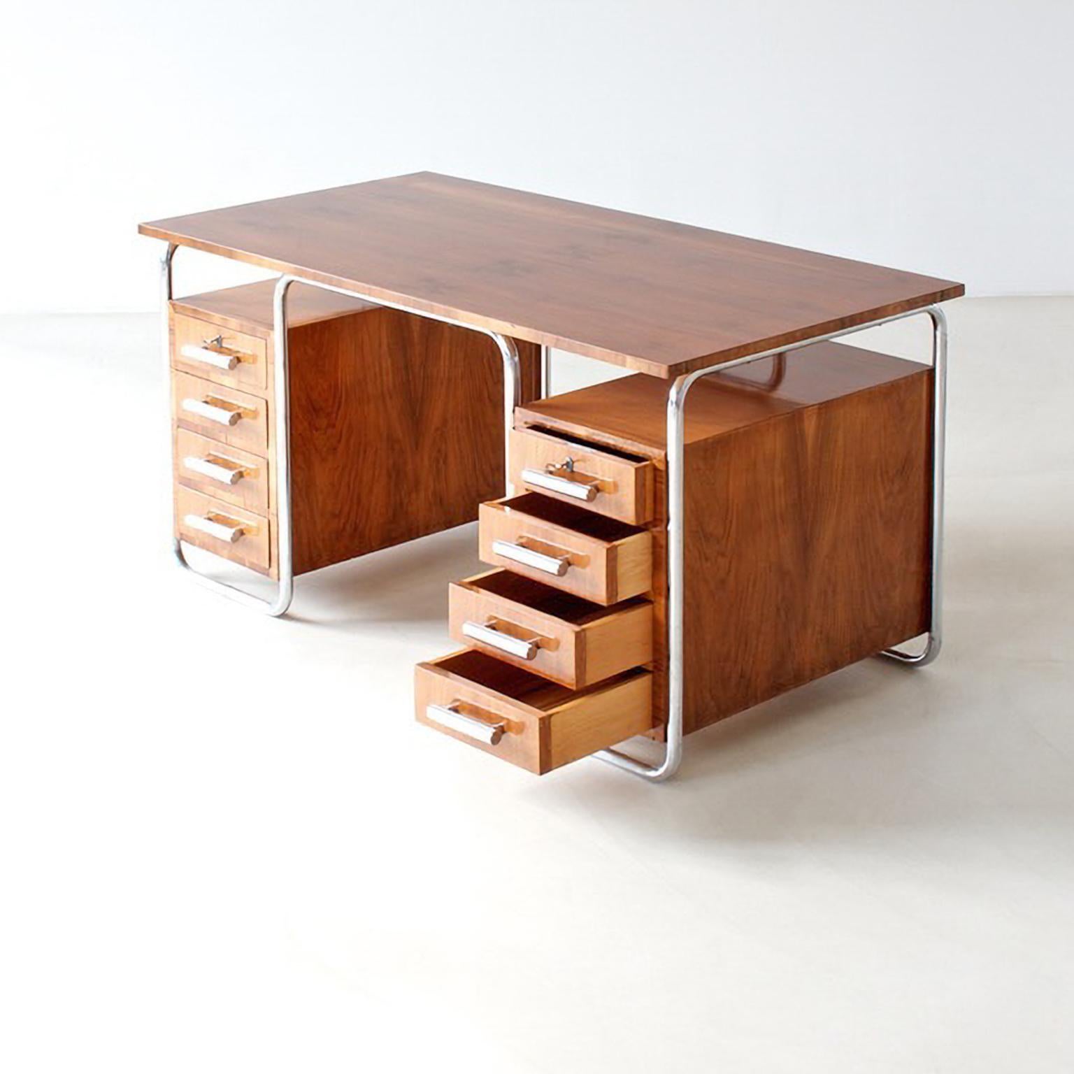 Modernistischer Schreibtisch aus Stahlrohr, Nussbaumfurnier, verchromtes Metall, um 1935 (Tschechisch) im Angebot