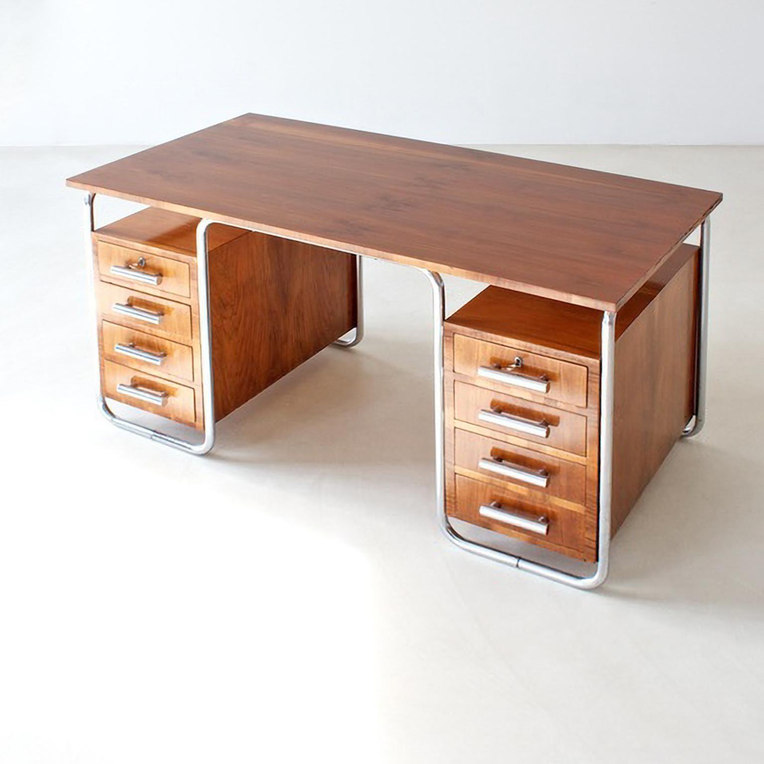 Modernistischer Schreibtisch aus Stahlrohr, Nussbaumfurnier, verchromtes Metall, um 1935 (Furnier) im Angebot