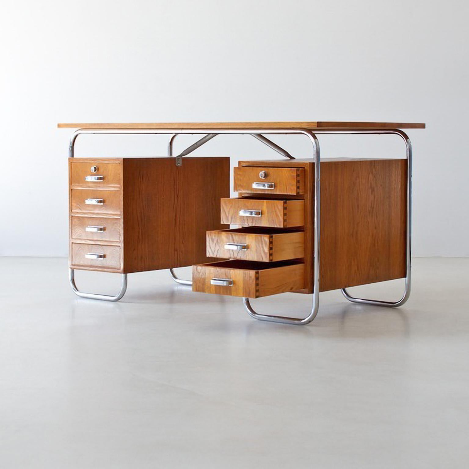 Modernistischer Schreibtisch aus Stahlrohr mit 2 Schubladen, verchromtes Metall, Eichenholzfurnier (Tschechisch) im Angebot