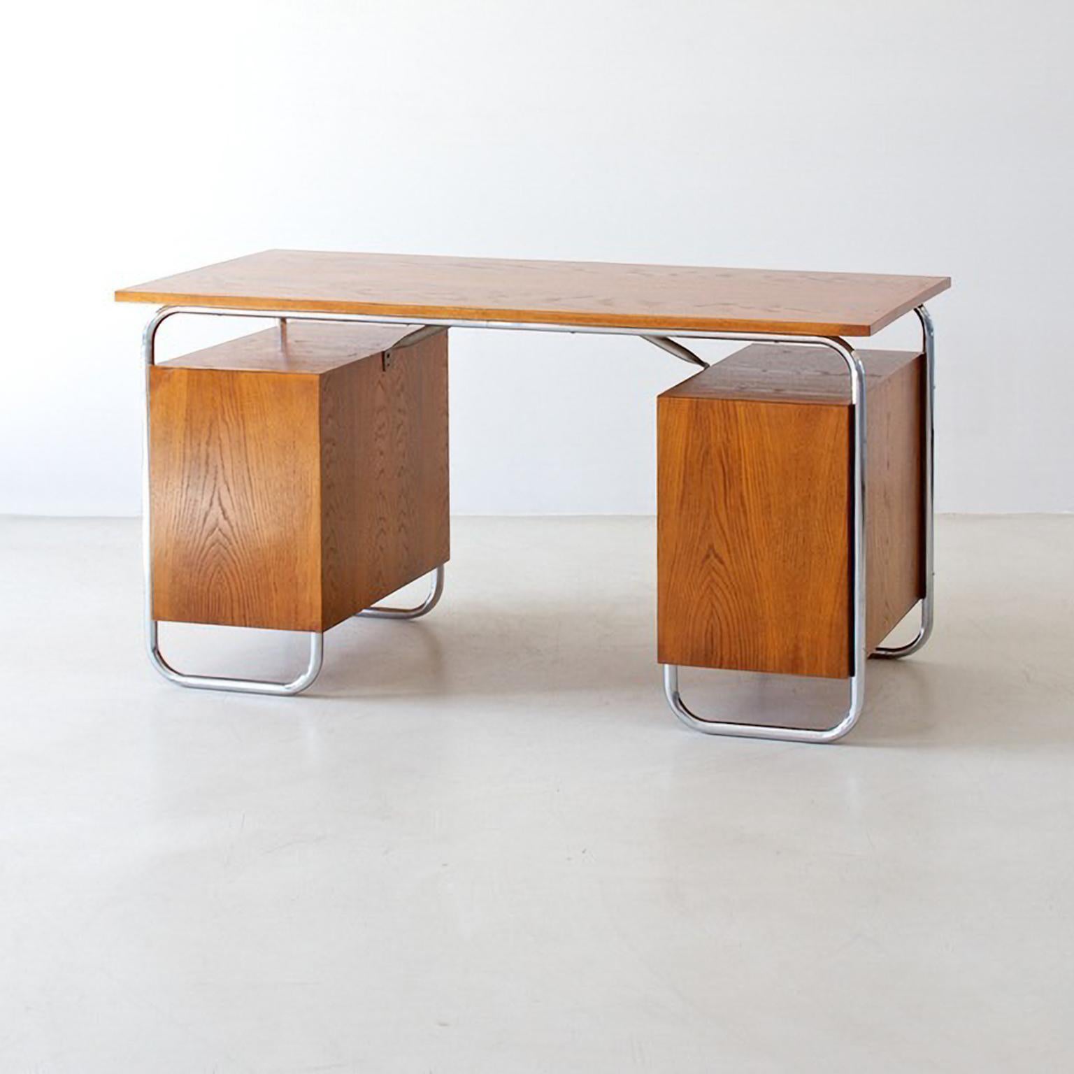 Modernistischer Schreibtisch aus Stahlrohr mit 2 Schubladen, verchromtes Metall, Eichenholzfurnier (Mitte des 20. Jahrhunderts) im Angebot