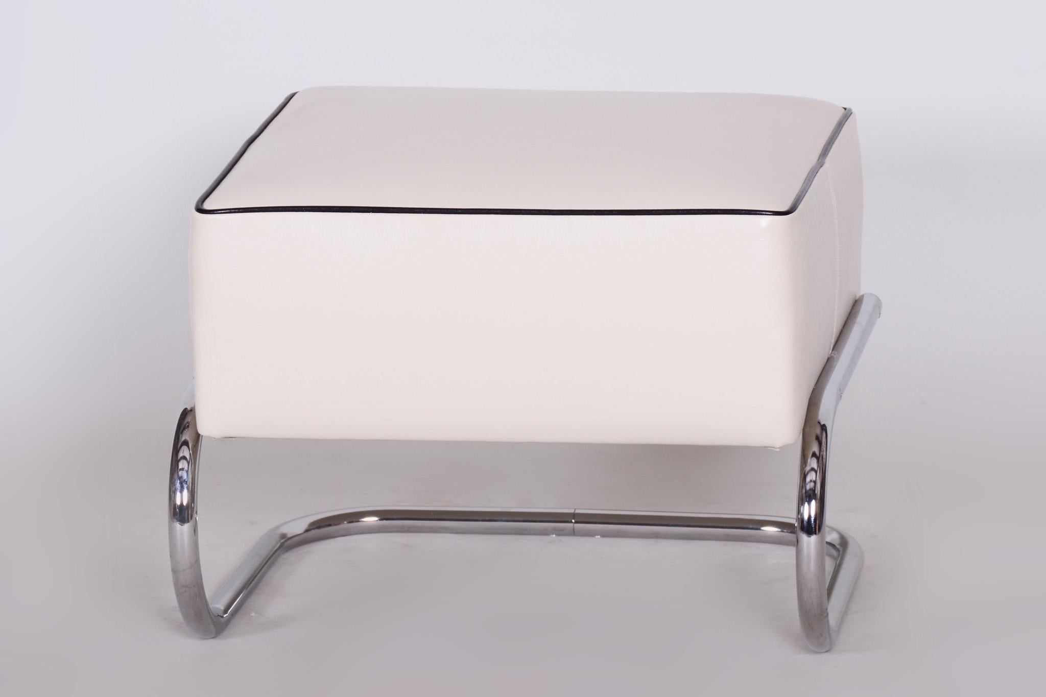 Modernist Bauhaus - Art Deco Chrom Tabouret.
Vollständig restauriert, neue Polsterung und Leder.
Hersteller: Firma Slezák
Quelle Tschechische Republik
Zeitraum: 1930-1939.