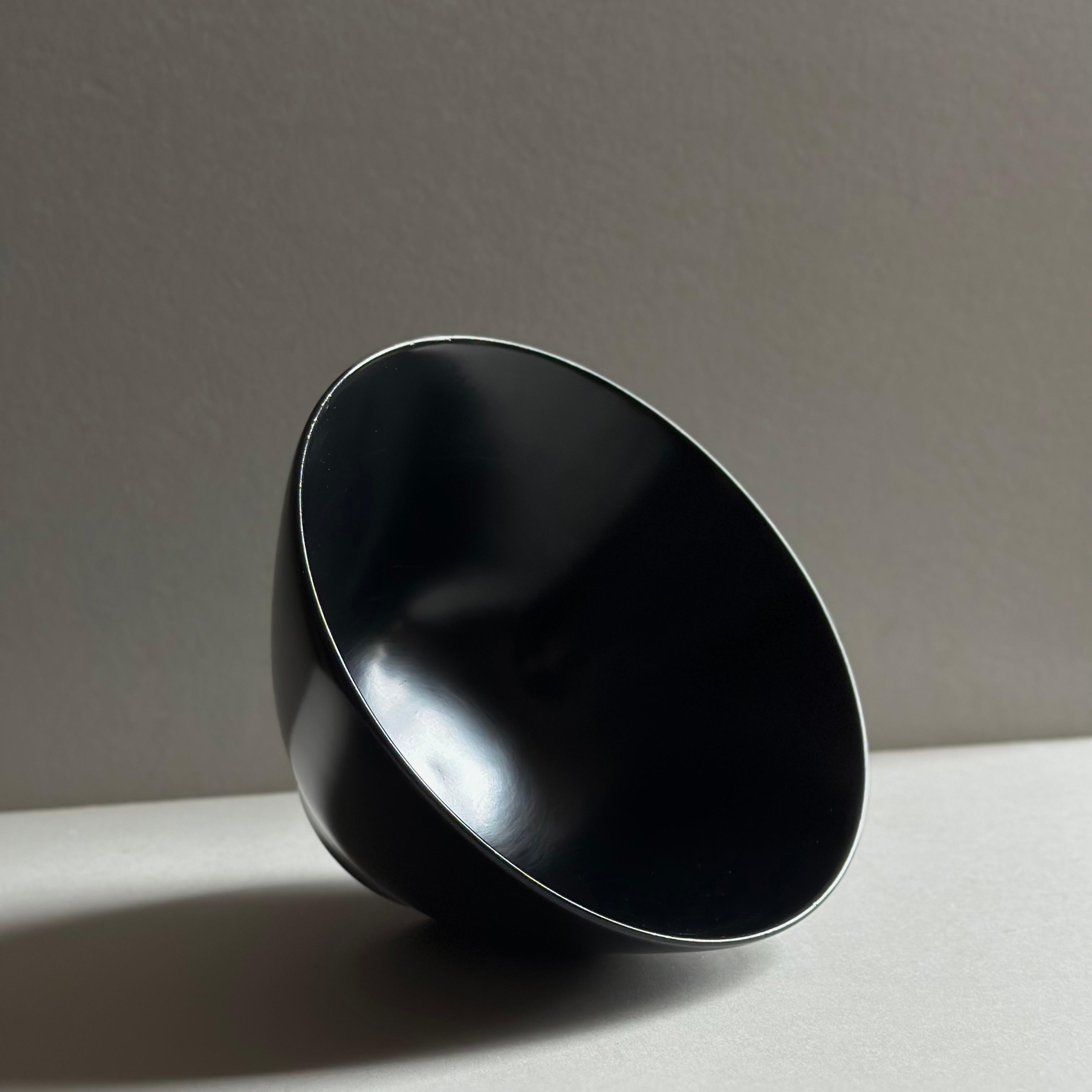 Modernistische Schale aus gedrechseltem Mahagoni mit handgeriebener, schwarzer Satinoberfläche im Zustand „Gut“ im Angebot in Brooklyn, NY