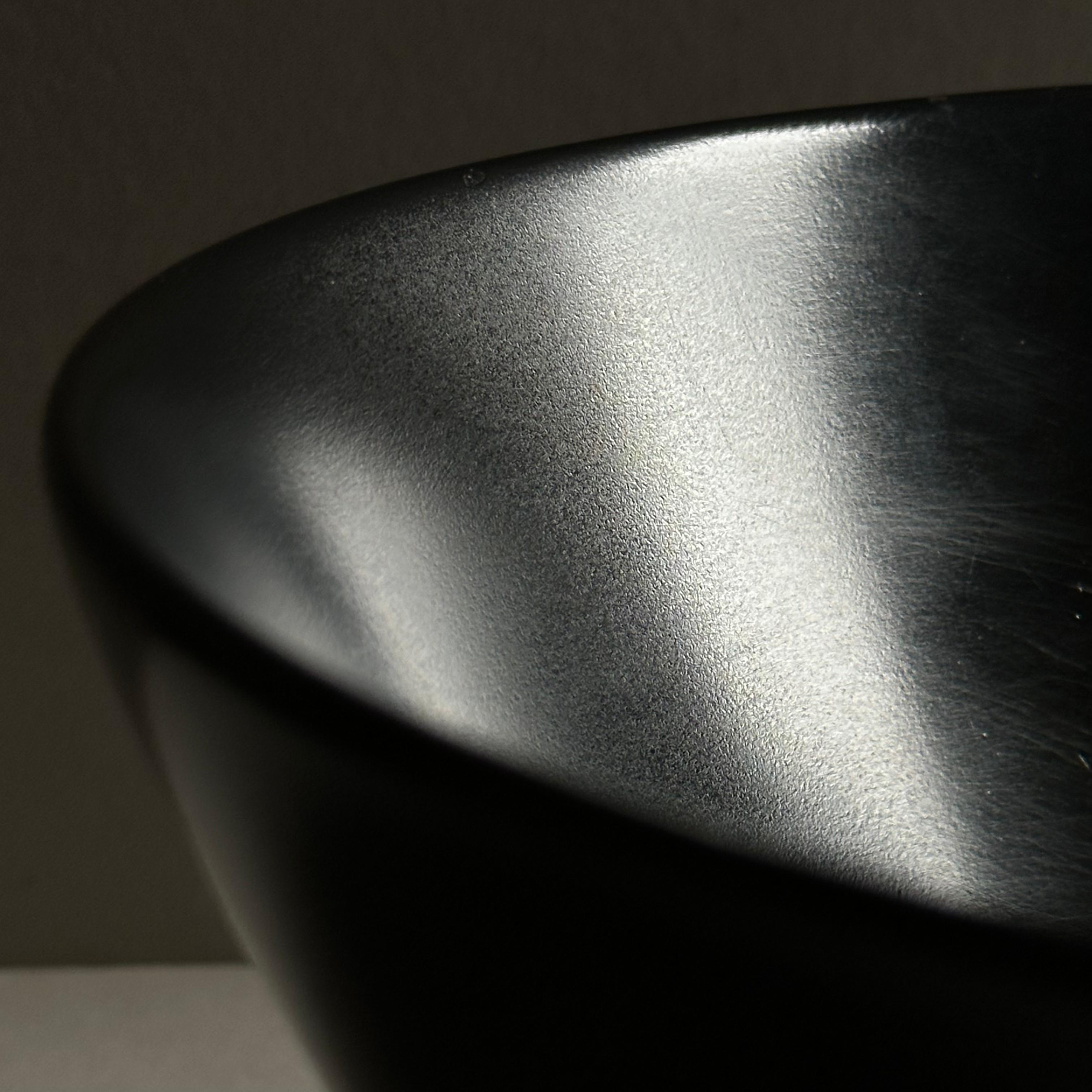 Modernistische Schale aus gedrechseltem Mahagoni mit handgeriebener, schwarzer Satinoberfläche im Angebot 1