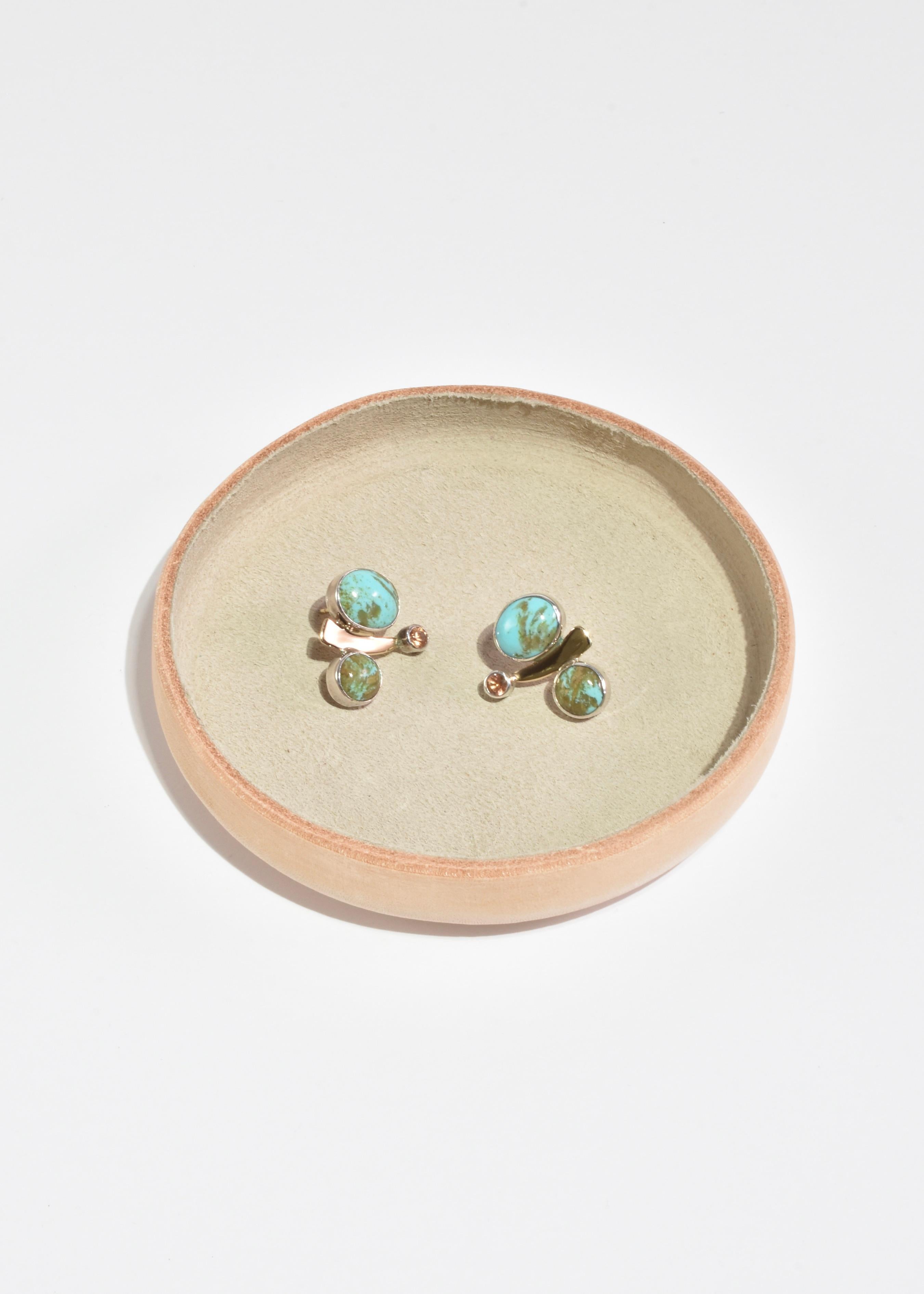 Rares boucles d'oreilles modernistes vintage en argent avec des pierres de turquoise et de topaze et des détails en or. Estampillé 585.

Matière : Argent sterling, or 14k, turquoise, topaze.