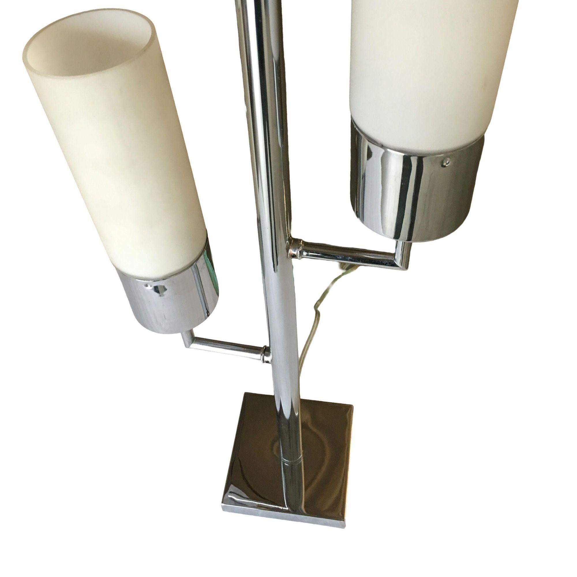 Lampe de table moderniste à deux cylindres chromés en vente 1