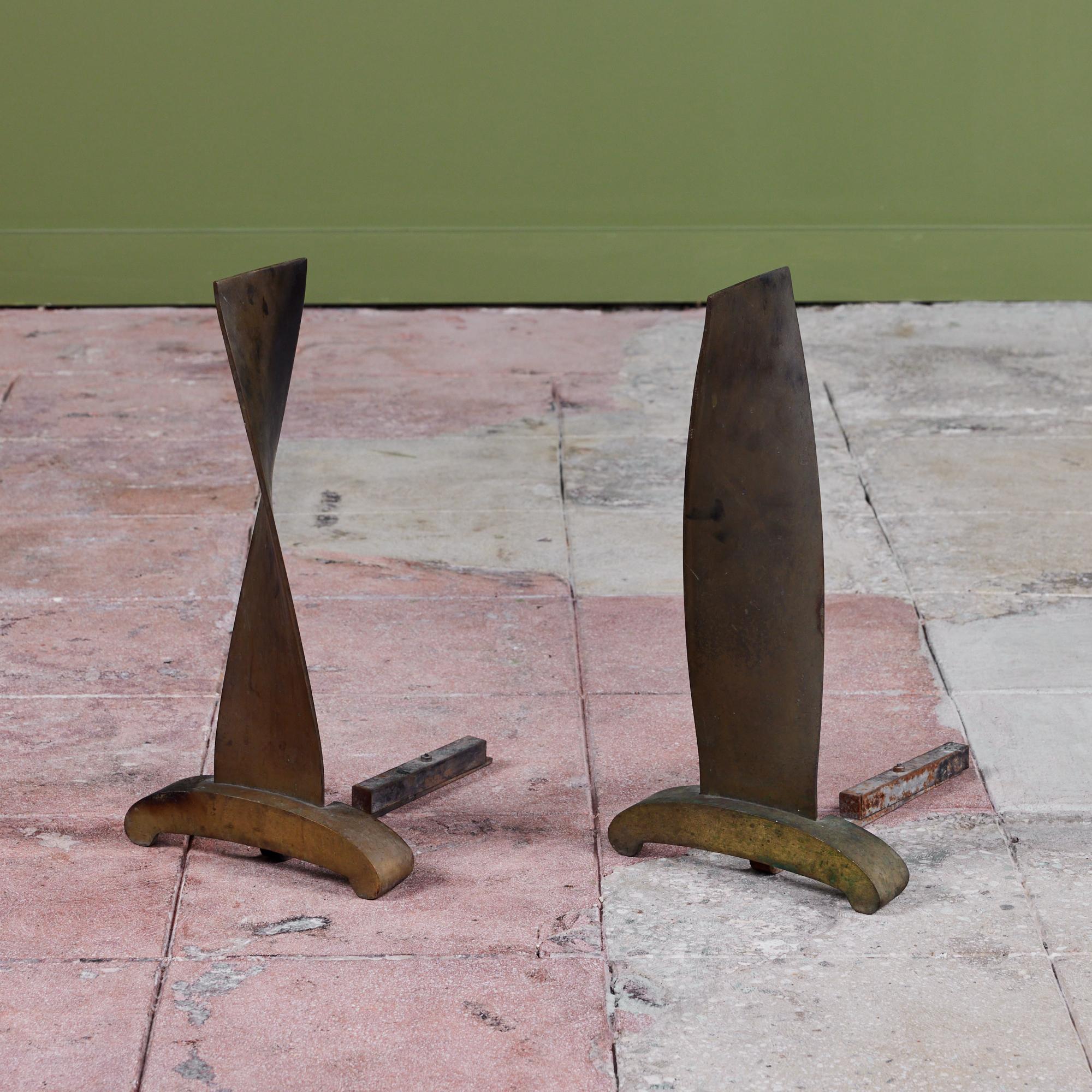 Ein Paar modernistische Bronze-Andirons. Die Andirons haben eine bandförmige, gedrehte Vorderseite mit einem geschwungenen Fußteil. Ein wunderschönes Detail, das Ihren Kamin vervollständigt. 

Abmessungen
9,6