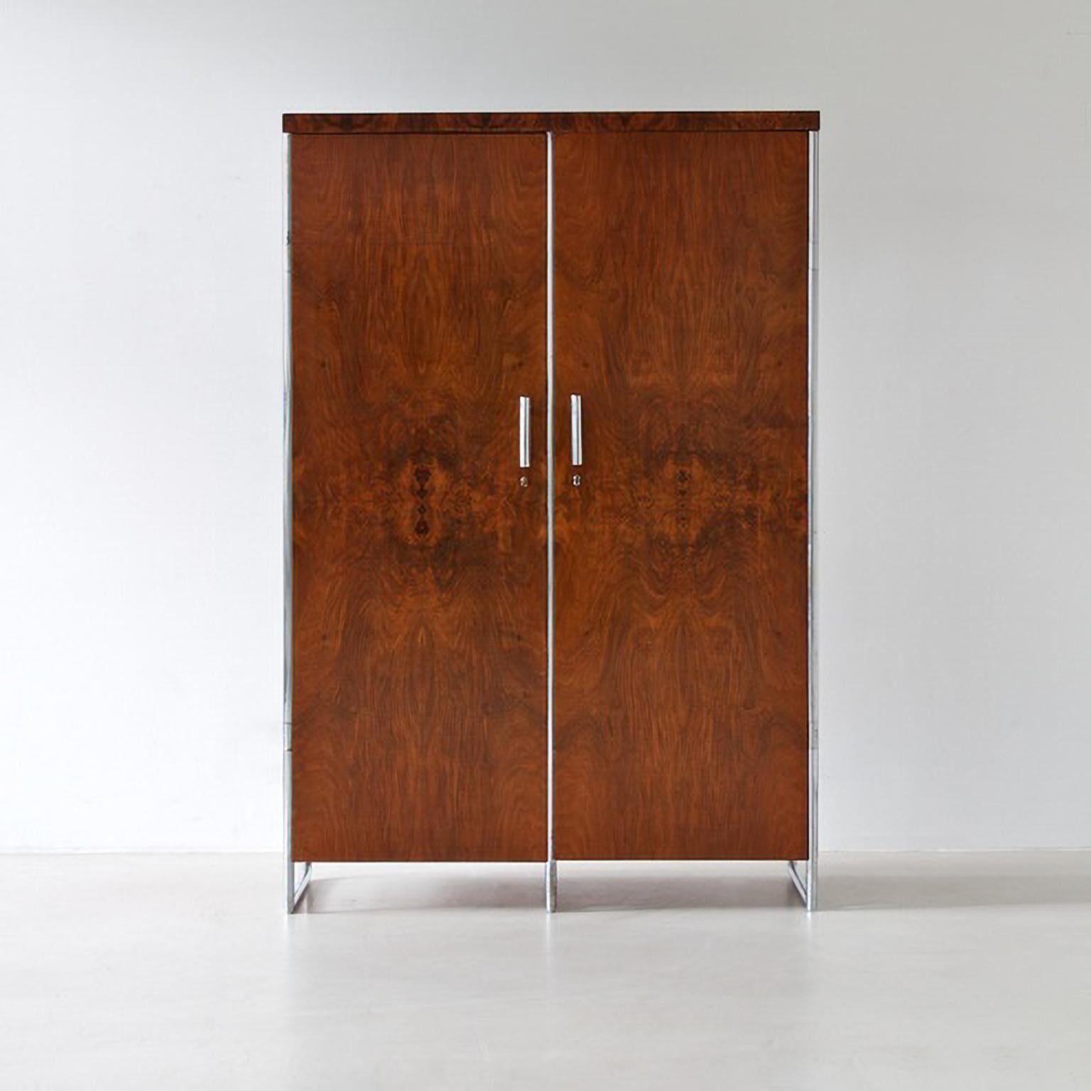 Modernist Two Door Wardrobe, Chrome Plated Metal and Walnut Veneer, circa 1930 In Good Condition For Sale In Berlin, DE
