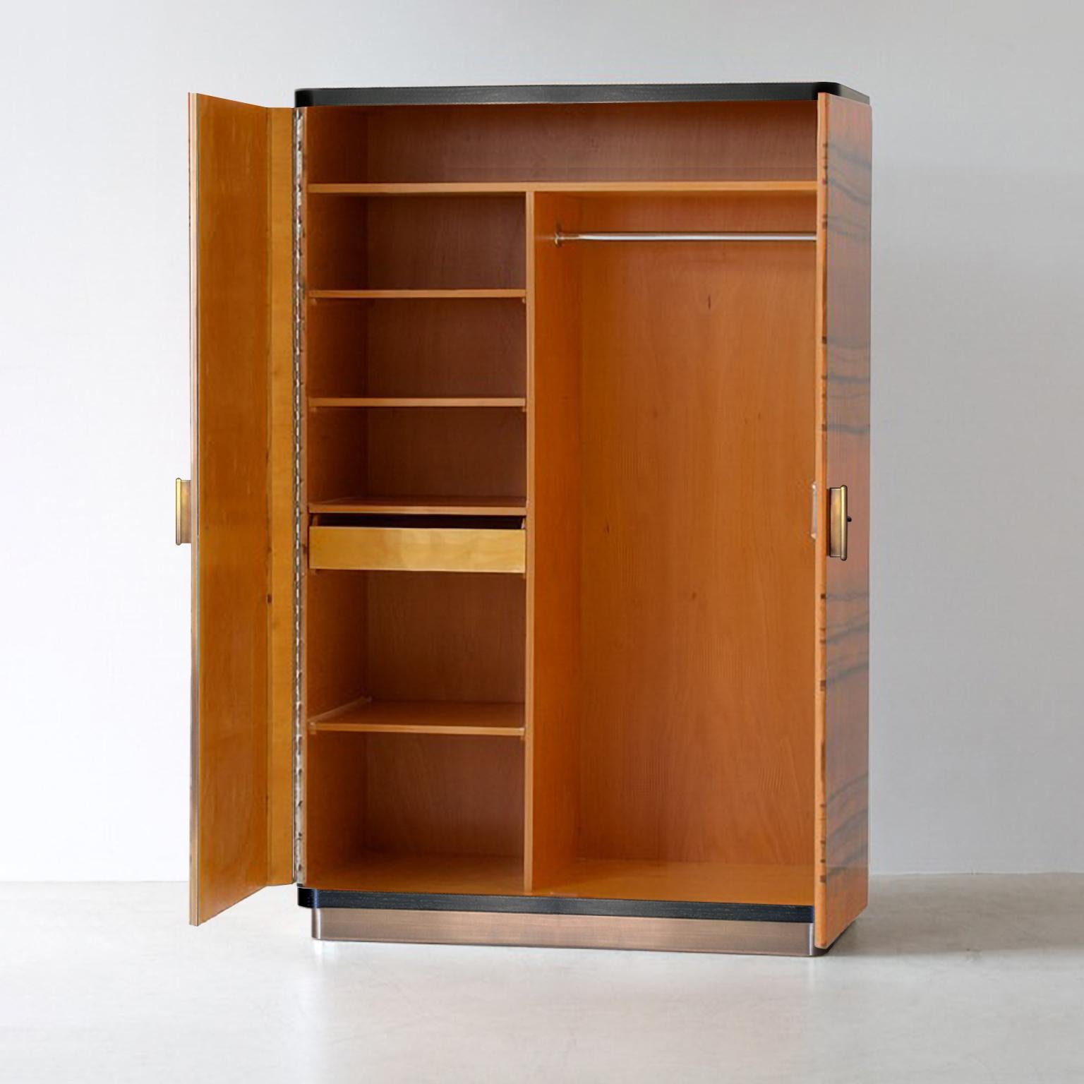 Armario Modernista de Dos Puertas, Metal Patinado Oscuro, Chapa de Madera, Acabado Brillante Moderno en venta
