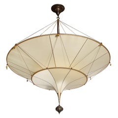 Lustre moderniste à deux étages en soie avec accessoires en bronze huilé signé Fortuny