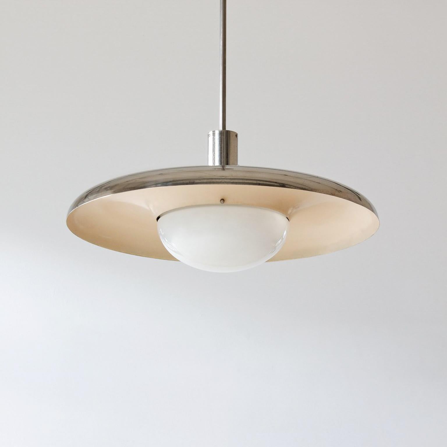 Plafoniera UFO modernista in ottone nichelato e laccato con paralume in vetro opalino. Personalizzabile, tempo di produzione di circa 10 settimane