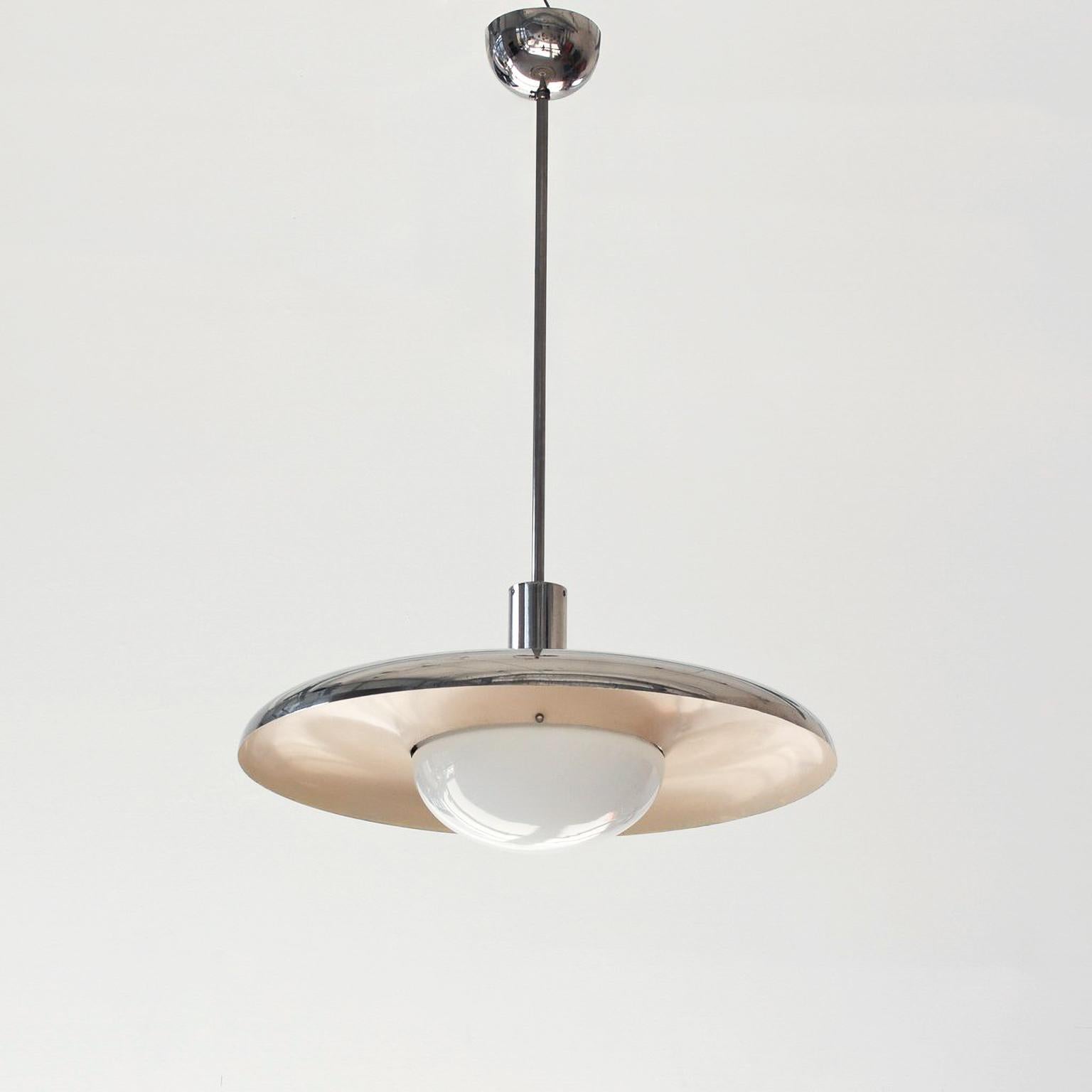 Moderno Plafoniera UFO modernista, ottone placcato e laccato, vetro opale, su misura in vendita