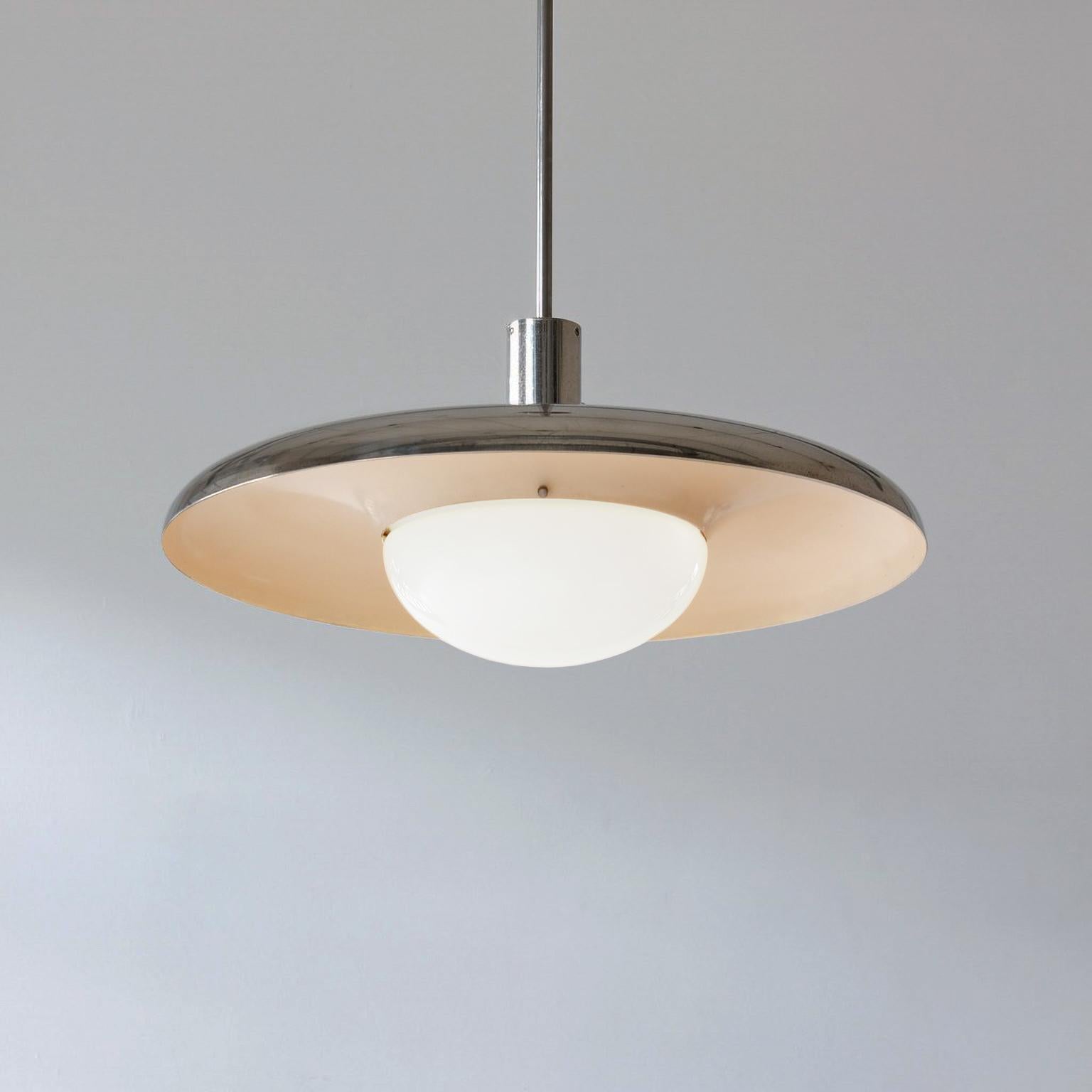 Tedesco Plafoniera UFO modernista, ottone placcato e laccato, vetro opale, su misura in vendita