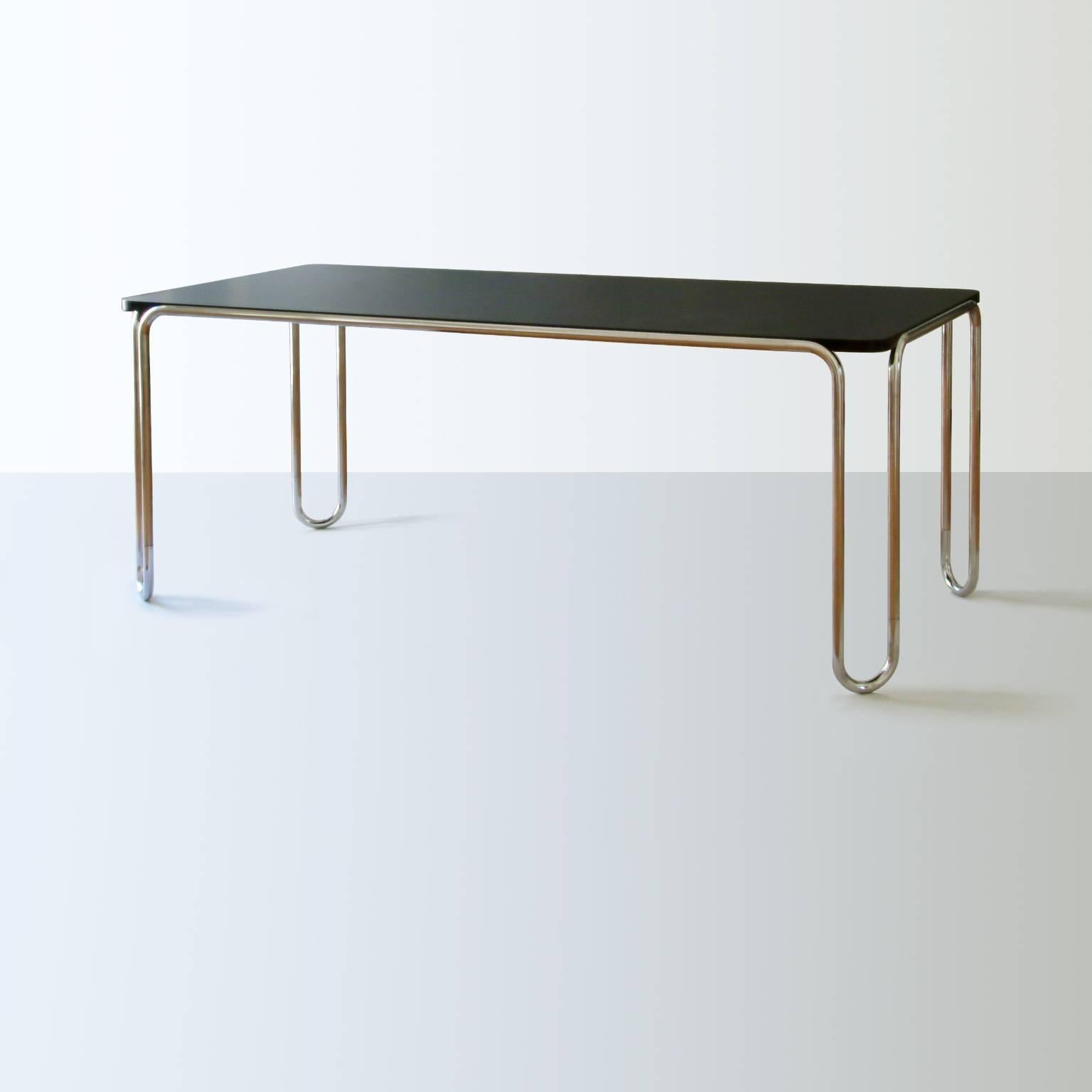 Table ultra-mince moderniste en acier chromé et bois plaqué, personnalisable.
Délai de production : 10-12 semaines.