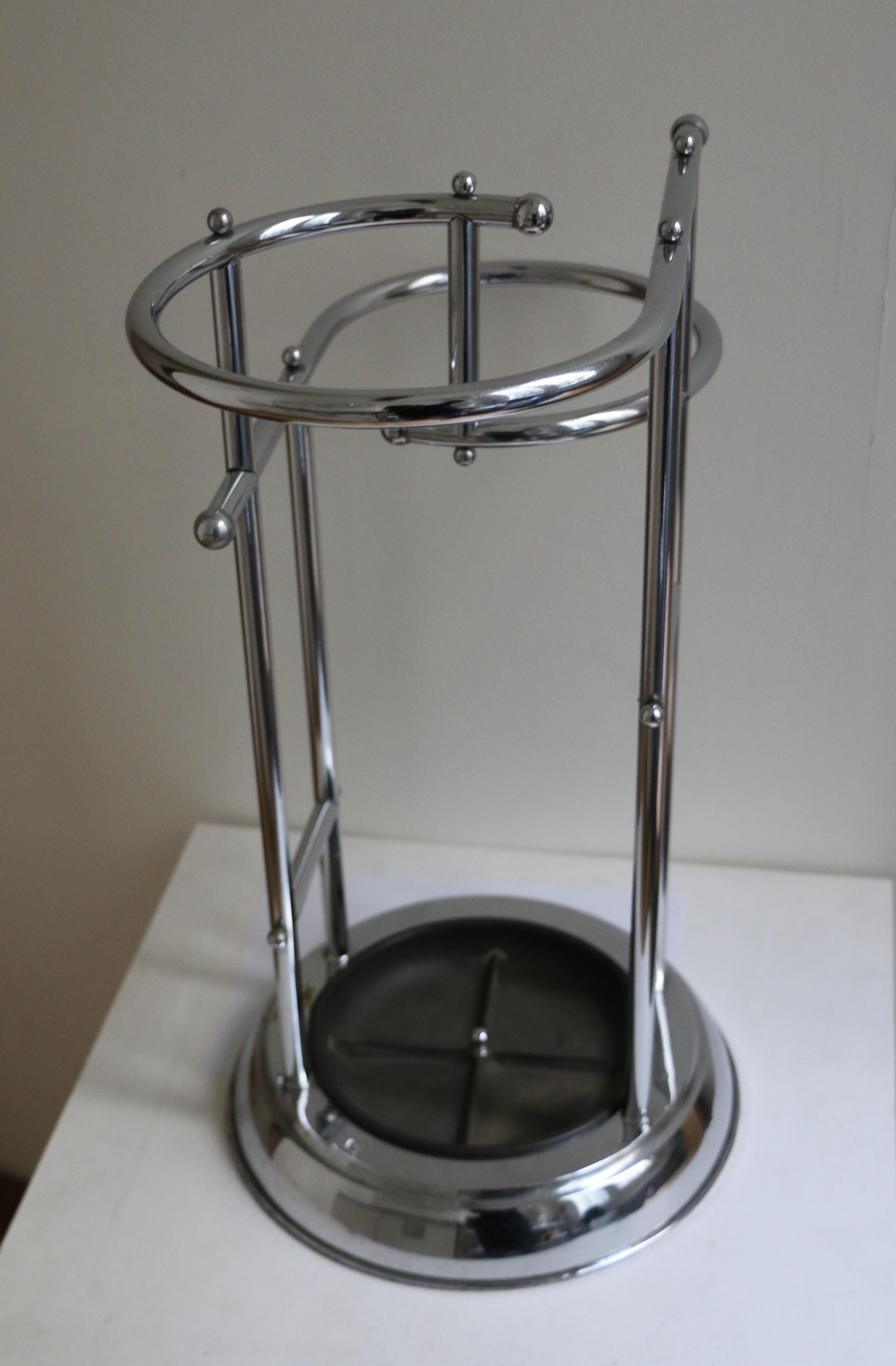 This rare umbrella stand was in the entrance hall of a 1940s house, since the building of the house. It is made of chromium-plated metal and black bakelite. Made in Benelux (most probably Belgium).