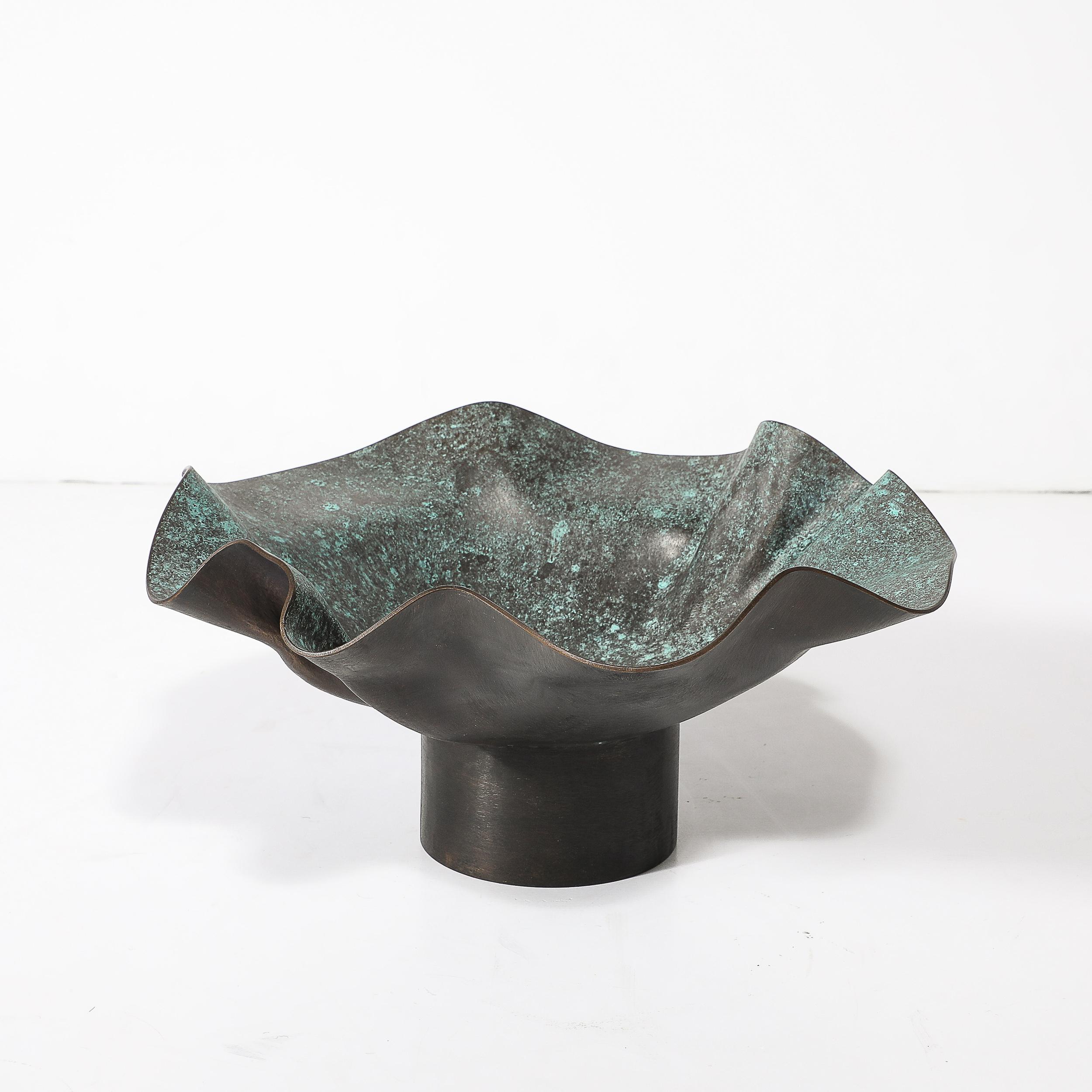 Añade un elemento de sofisticación modernista a tu colección con el Cuenco ondulado de bronce patinado y esmalte, firmado por Wendell Castle, estadounidense, circa 2000. Esta exquisita pieza demuestra la magistral habilidad de Castle para combinar