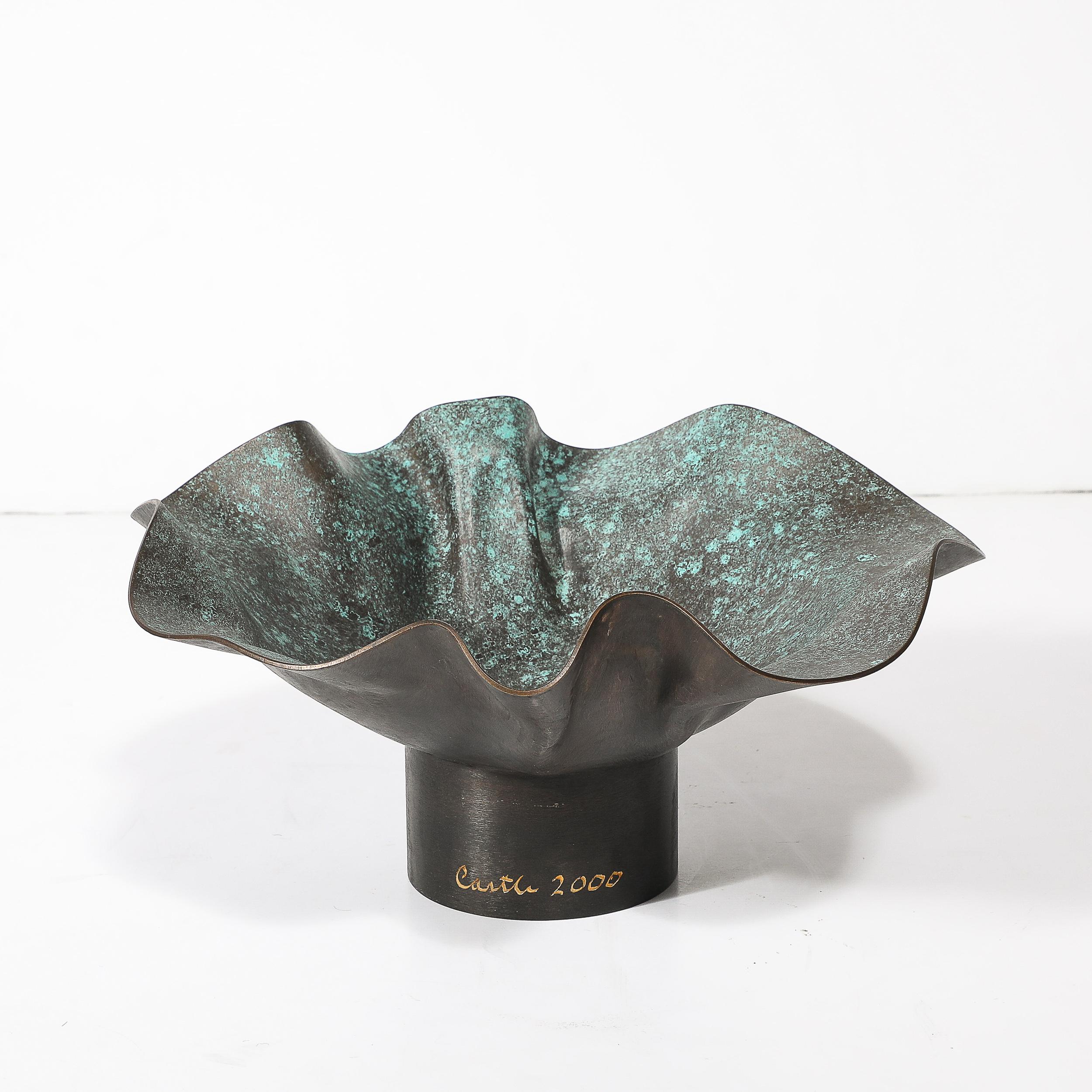 Cuenco modernista ondulado de bronce patinado y esmalte firmado Wendell Castle Estadounidense en venta