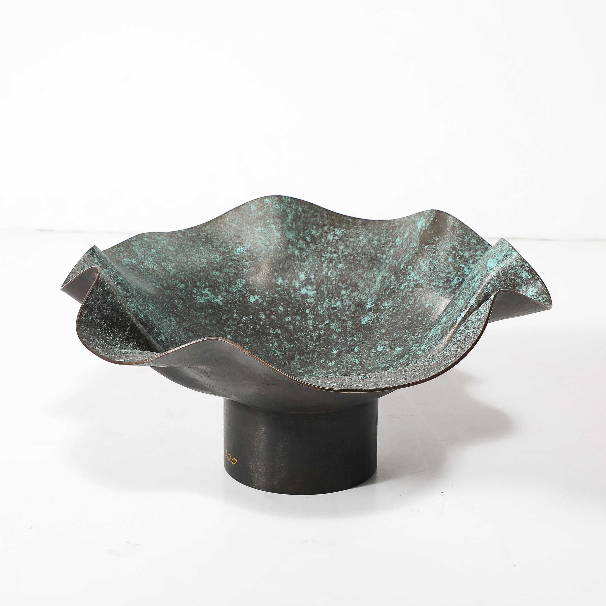 Cuenco modernista ondulado de bronce patinado y esmalte firmado Wendell Castle en Excelente estado para la venta en New York, NY