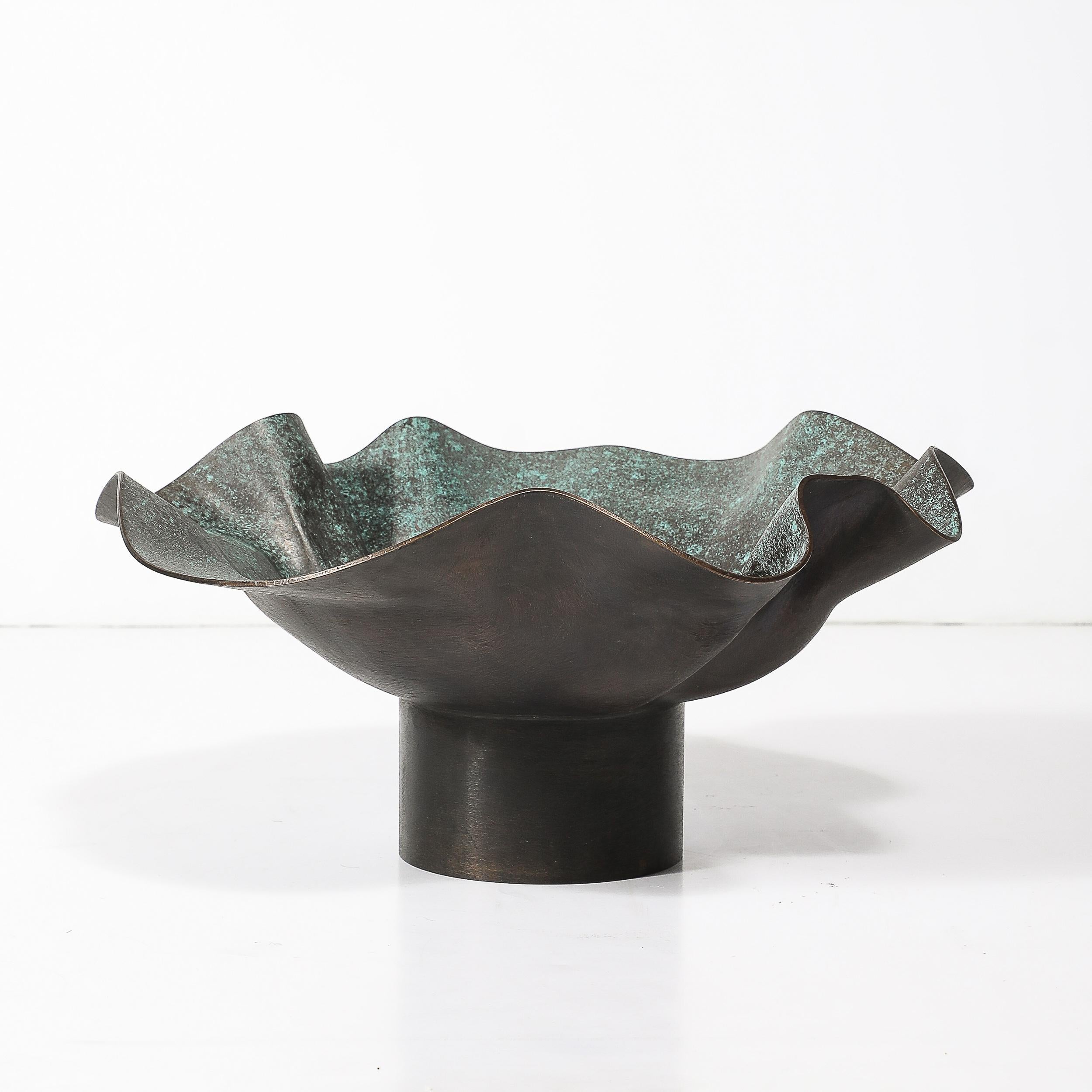 Cuenco modernista ondulado de bronce patinado y esmalte firmado Wendell Castle Siglo XXI y contemporáneo en venta