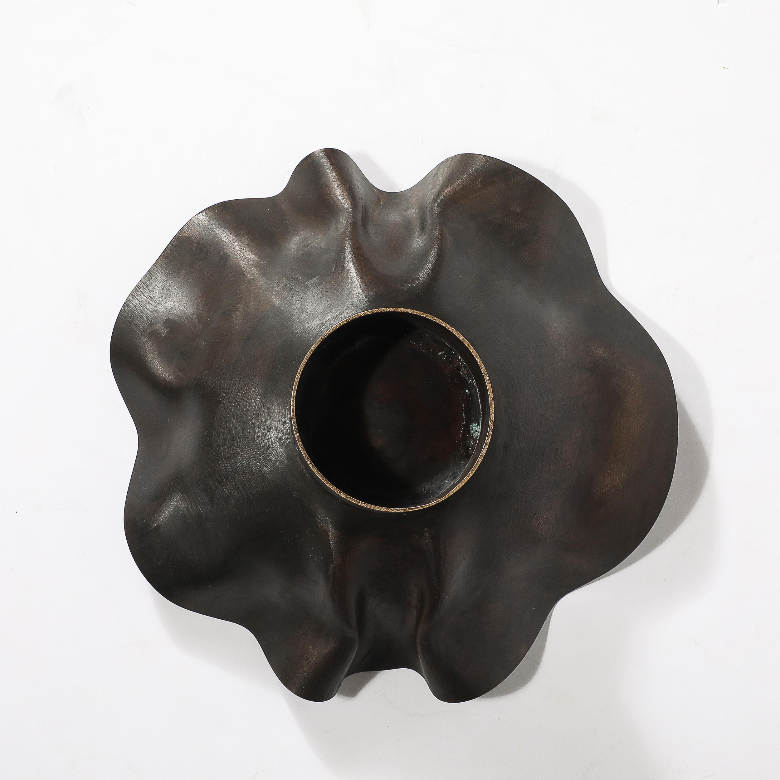 Cuenco modernista ondulado de bronce patinado y esmalte firmado Wendell Castle Bronce en venta