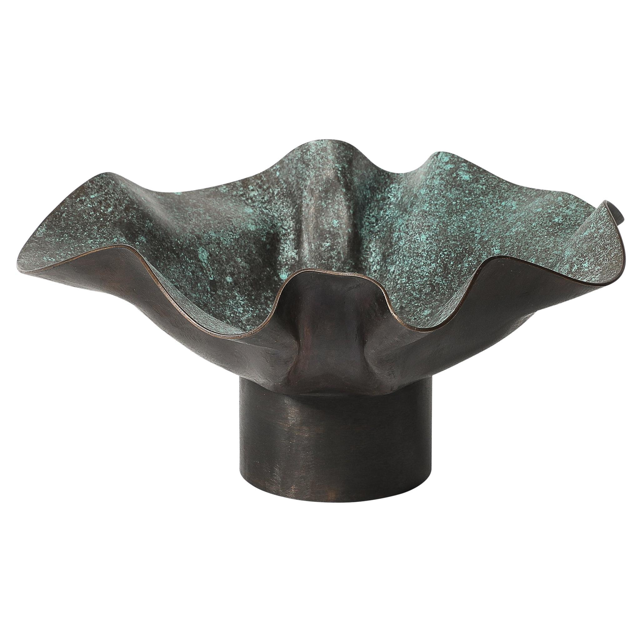 Cuenco modernista ondulado de bronce patinado y esmalte firmado Wendell Castle