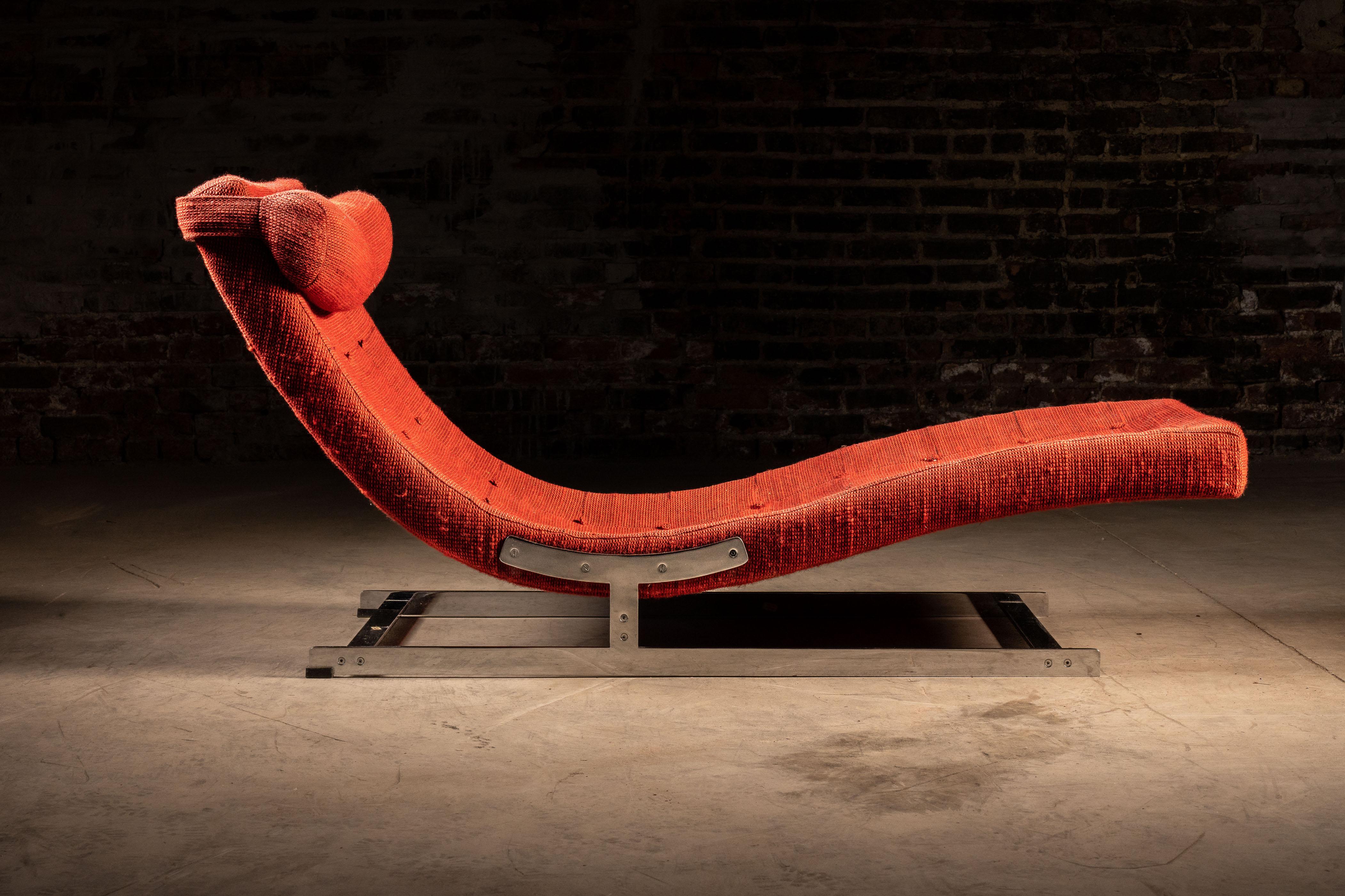 c. Años 60; Merrow Associates - Oxenwood, Marlborough, Wiltshire

Una chaise longue vintage de estilo ondulado con estructura cromada. Esta pieza, denominada 
