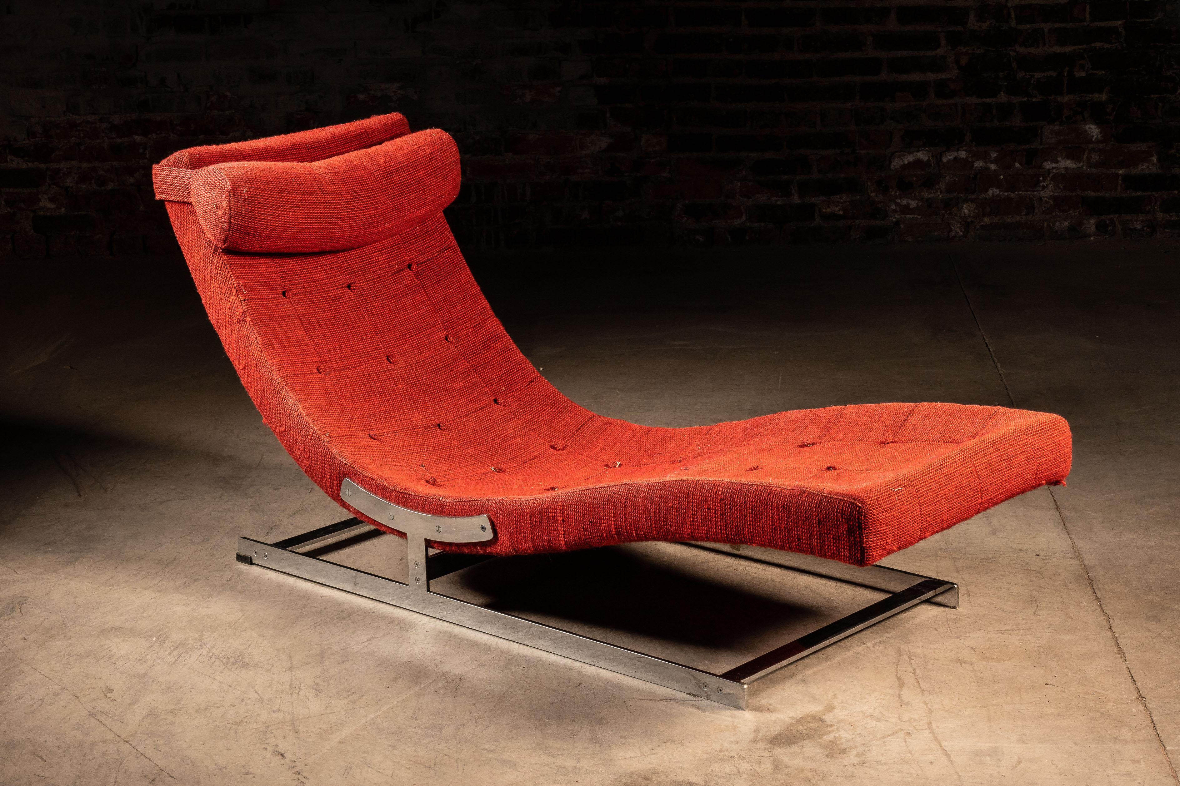 Tumbona tapizada modernista en rojo Moderno en venta