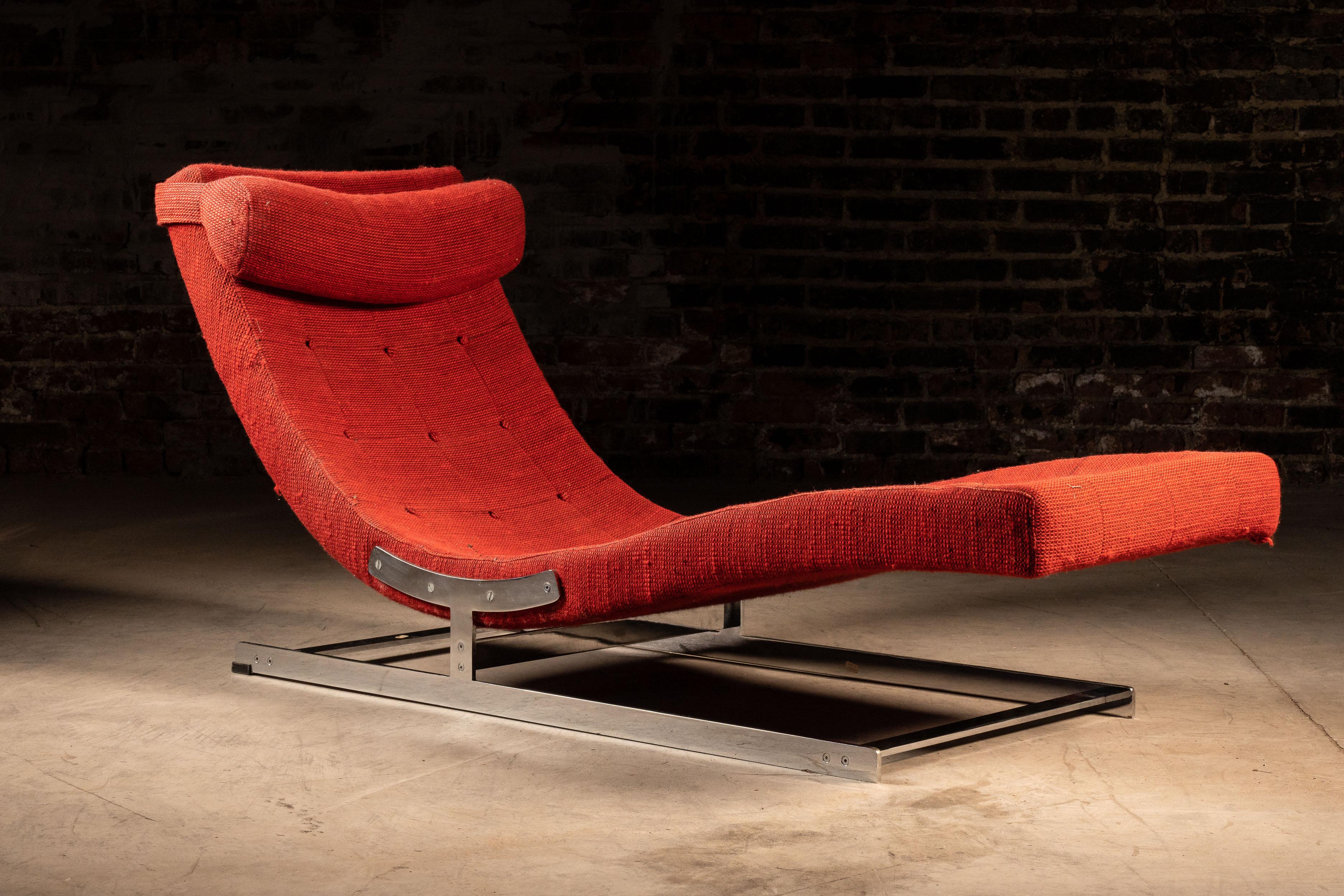 Tumbona tapizada modernista en rojo Británico en venta