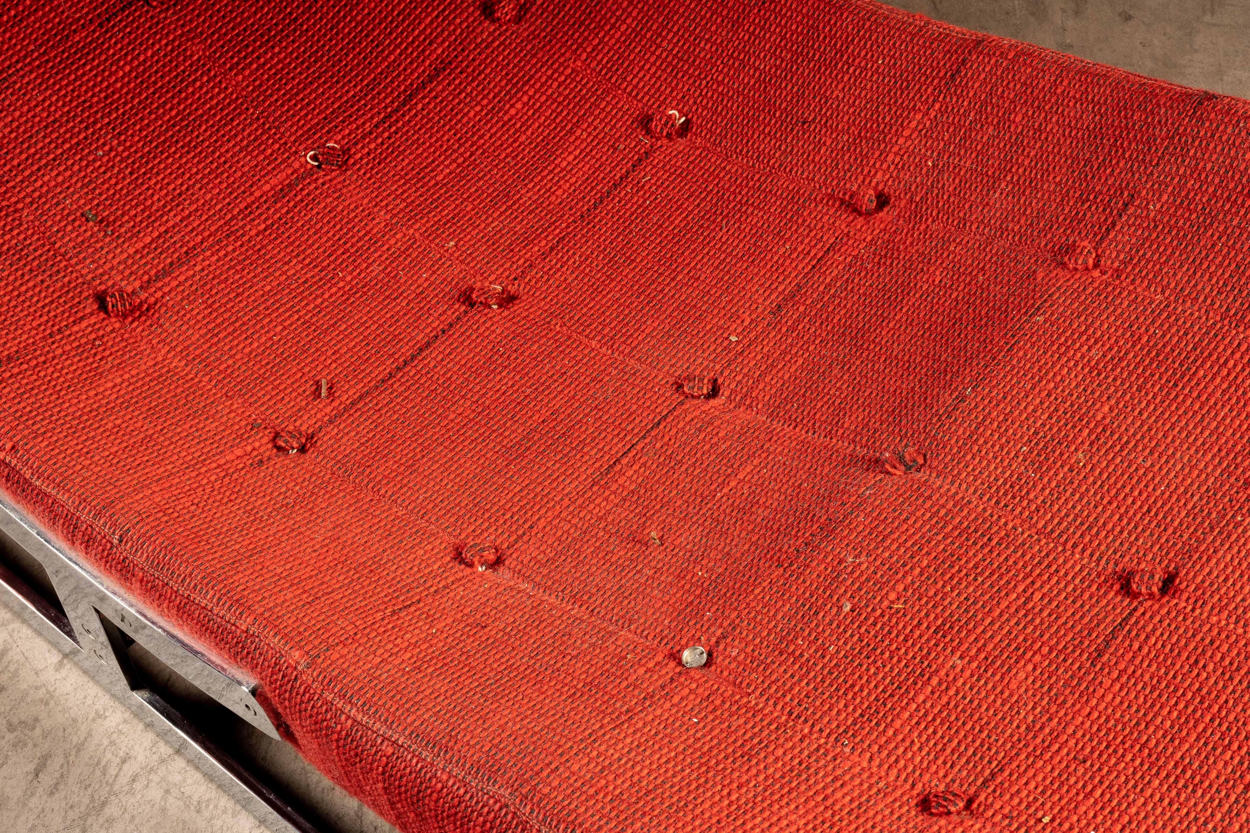 Tumbona tapizada modernista en rojo en Bueno estado para la venta en Dekalb, IL