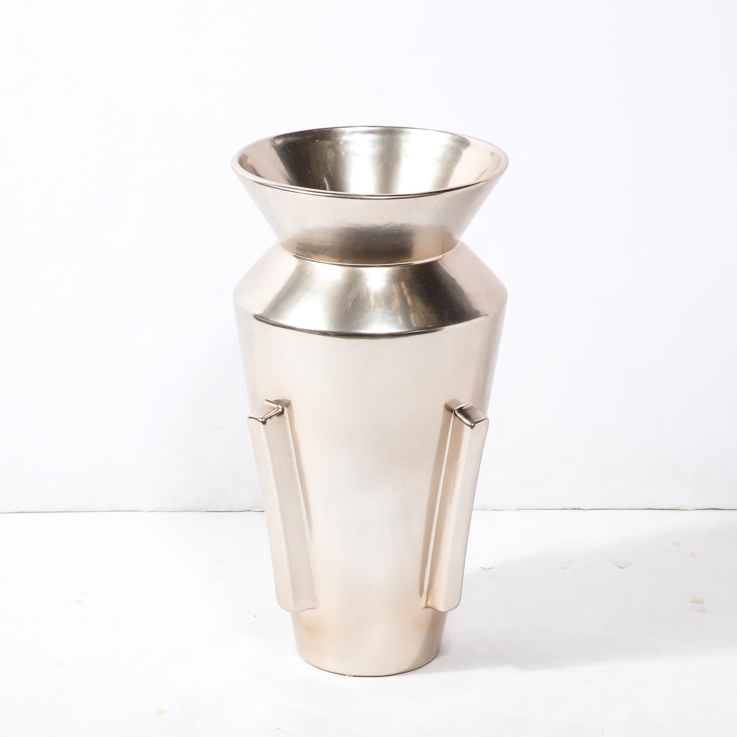 Vase en céramique moderniste en forme d'urne avec détails rectangulaires et glaçure platine Excellent état - En vente à New York, NY