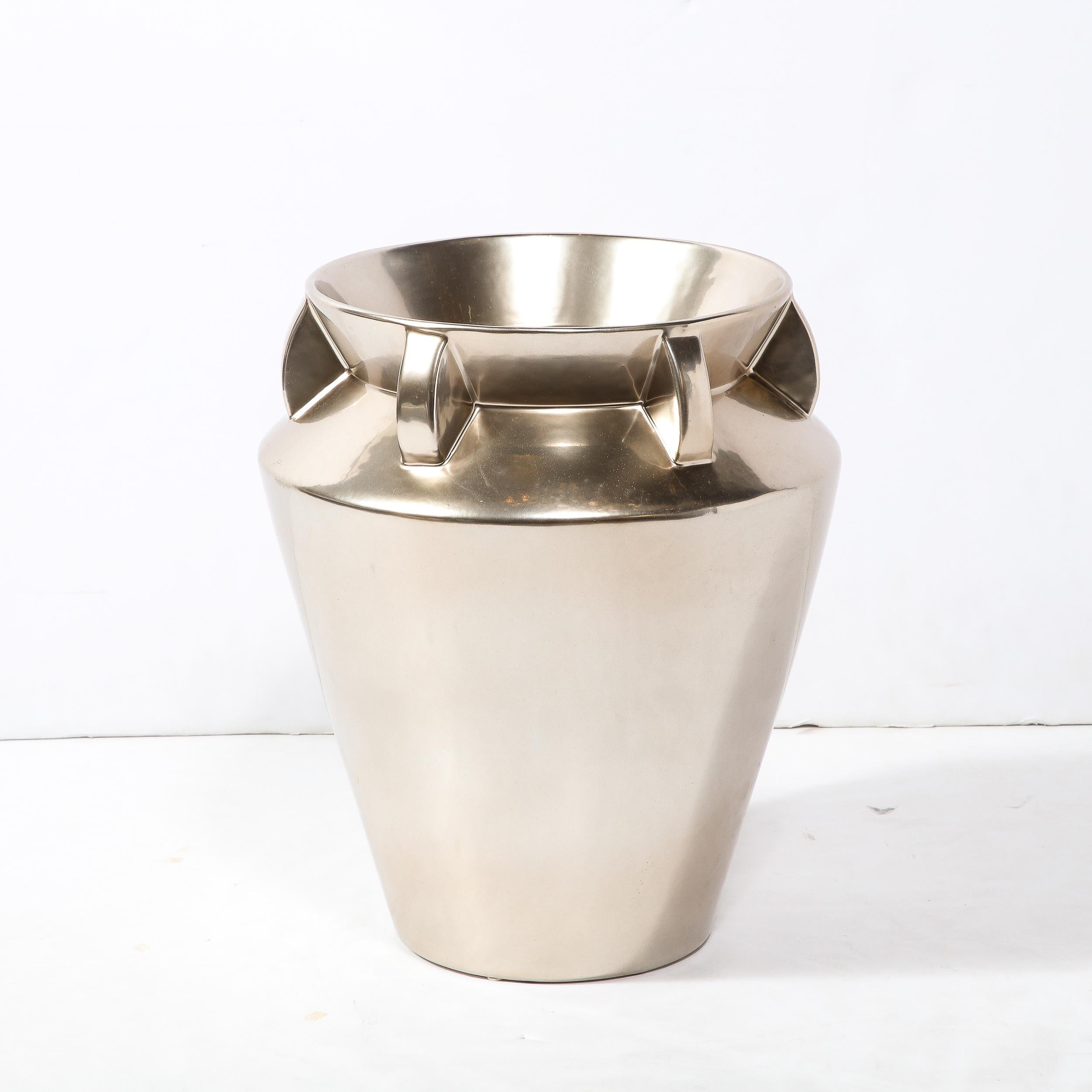 Diese schöne modernistische Vase in Urnenform wurde in der zweiten Hälfte des 20. Jahrhunderts in den Vereinigten Staaten hergestellt. Er hat einen konischen Körper, der sich zu einem abgewinkelten Kragen ausweitet, wo er in den sanduhrförmigen Hals