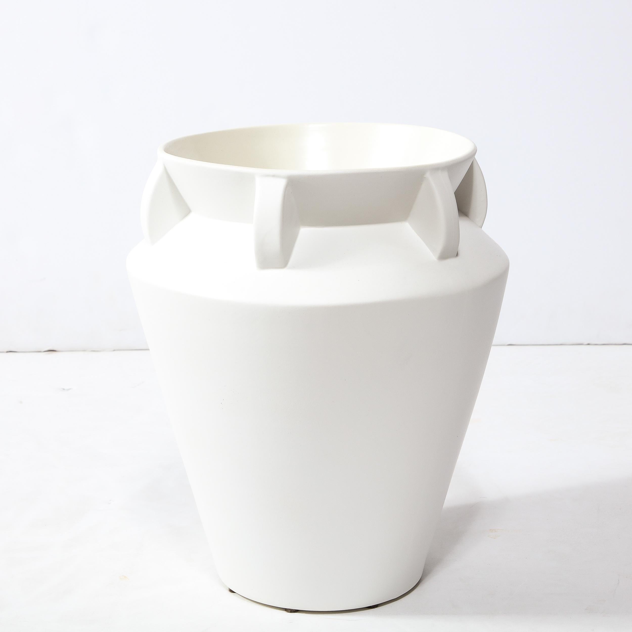 Diese elegante modernistische Vase in Urnenform wurde in der zweiten Hälfte des 20. Jahrhunderts in den Vereinigten Staaten hergestellt. Er hat einen konischen Körper, der sich zu einem abgewinkelten Kragen ausweitet, wo er in den Hals übergeht, der