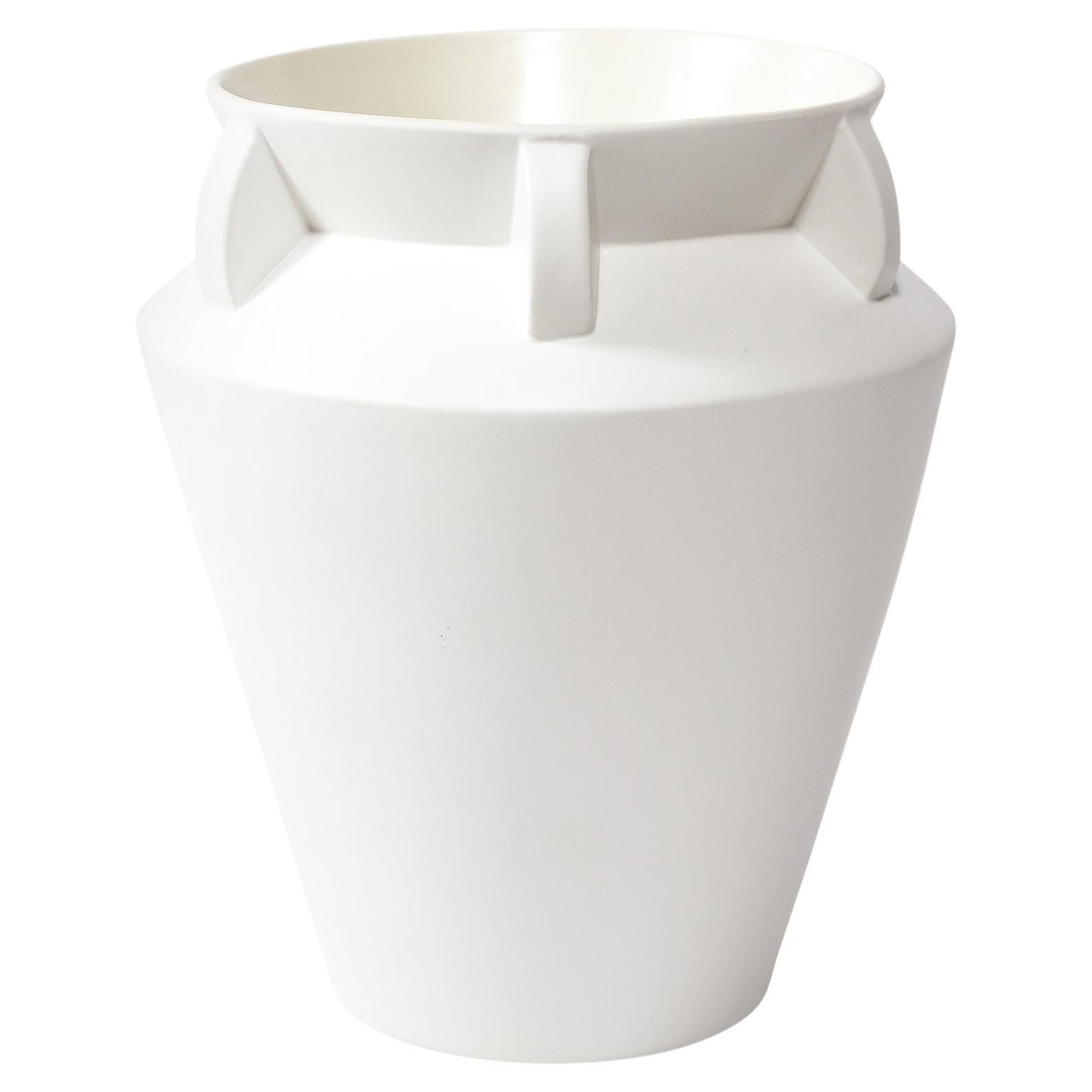 Vase moderniste en forme d'urne en céramique blanche